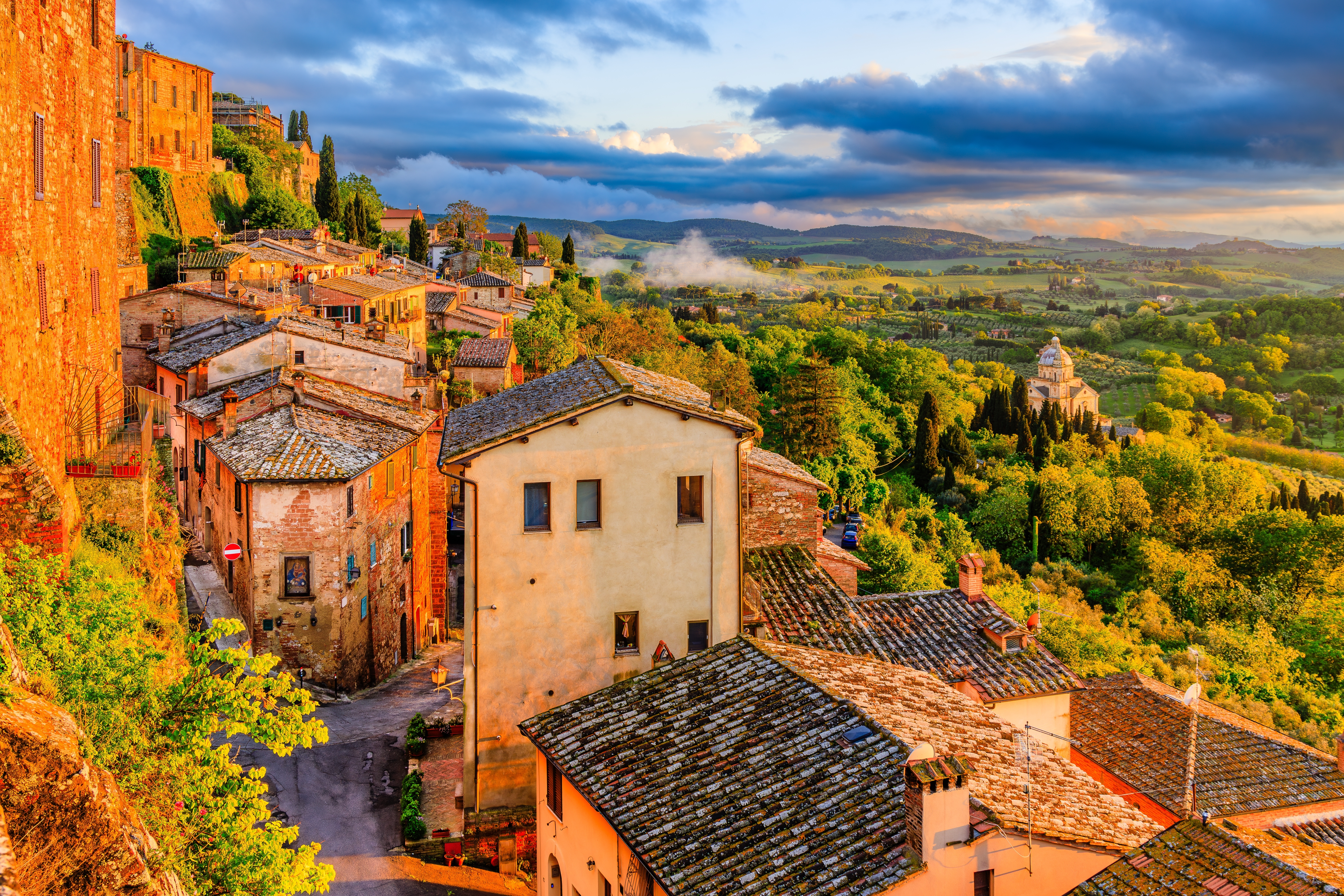 Montepulciano Italien med middelalderlige bygninger og det smukke toscanske bakkelandskab