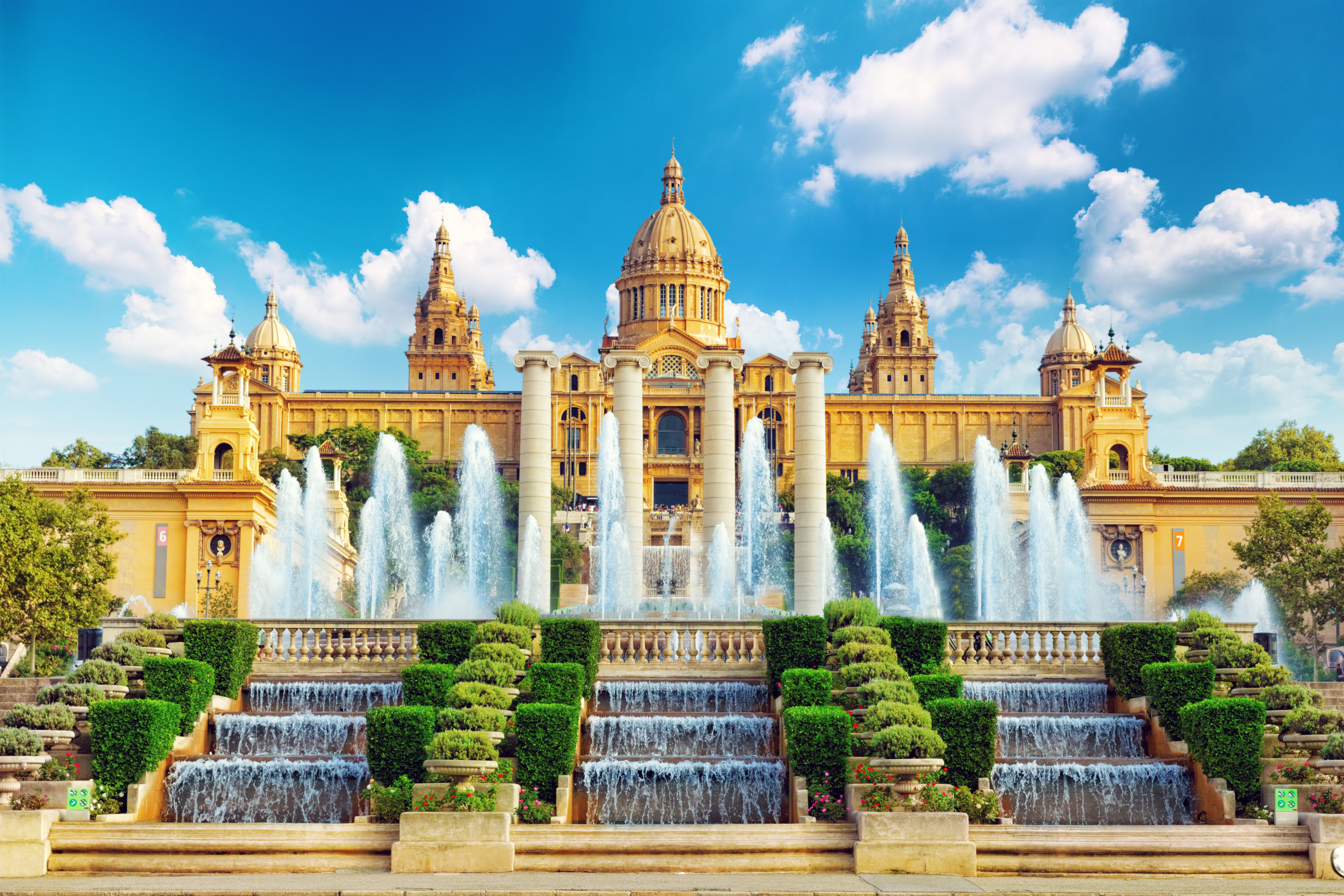 Den berømte museumsbygning på Montjuic med spektakulære vandspring og udsigt over Plaça d'Espanya i Barcelona, Spanien