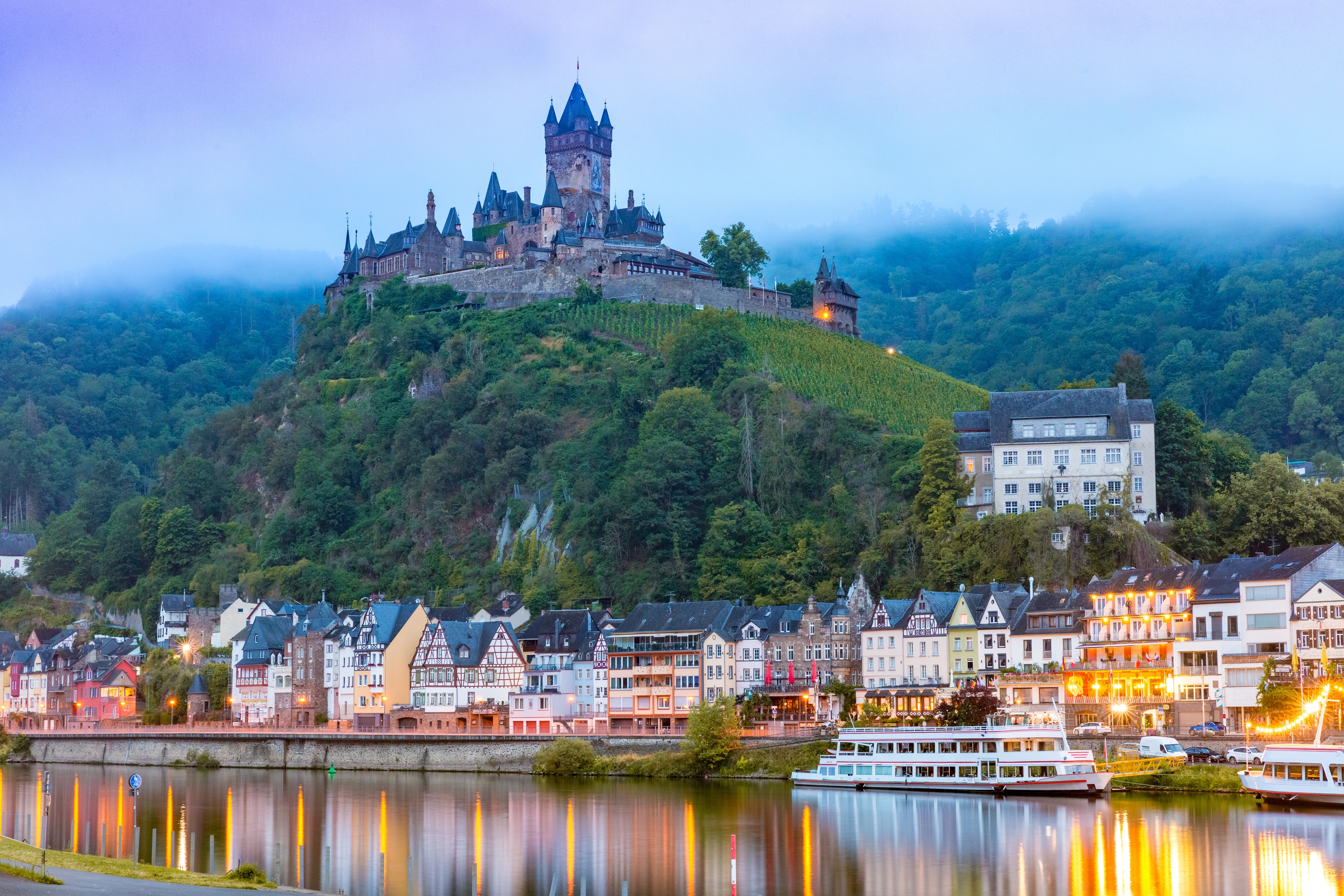 Pittoresk Cochem by med Reichsburg slot og farverige bindingsværkshuse langs Mosel-floden i Tyskland