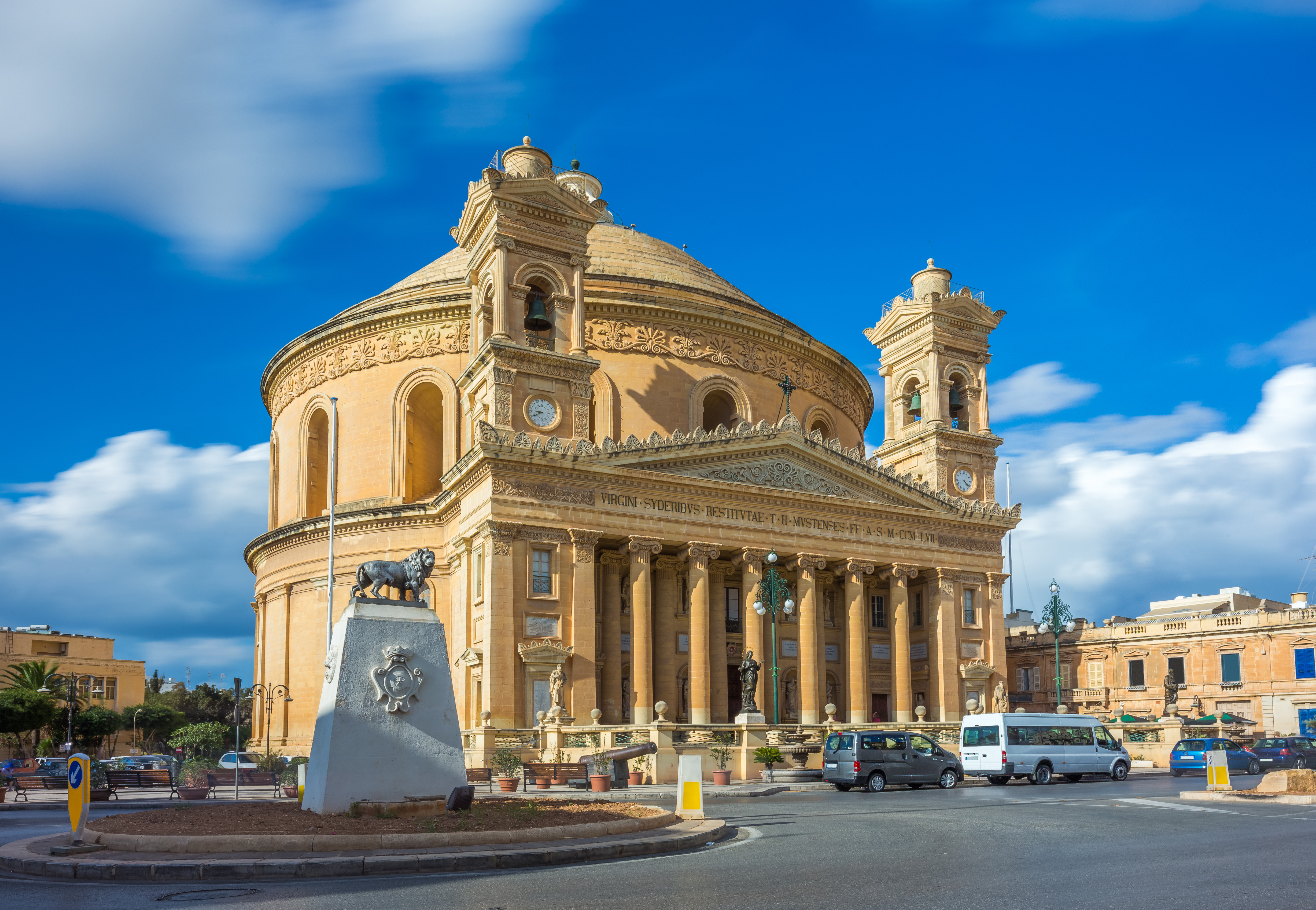 Den smukke Mosta Rotunda kirke på Malta med imponerende kuppel og klassiske søjler på en solrig sommerdag