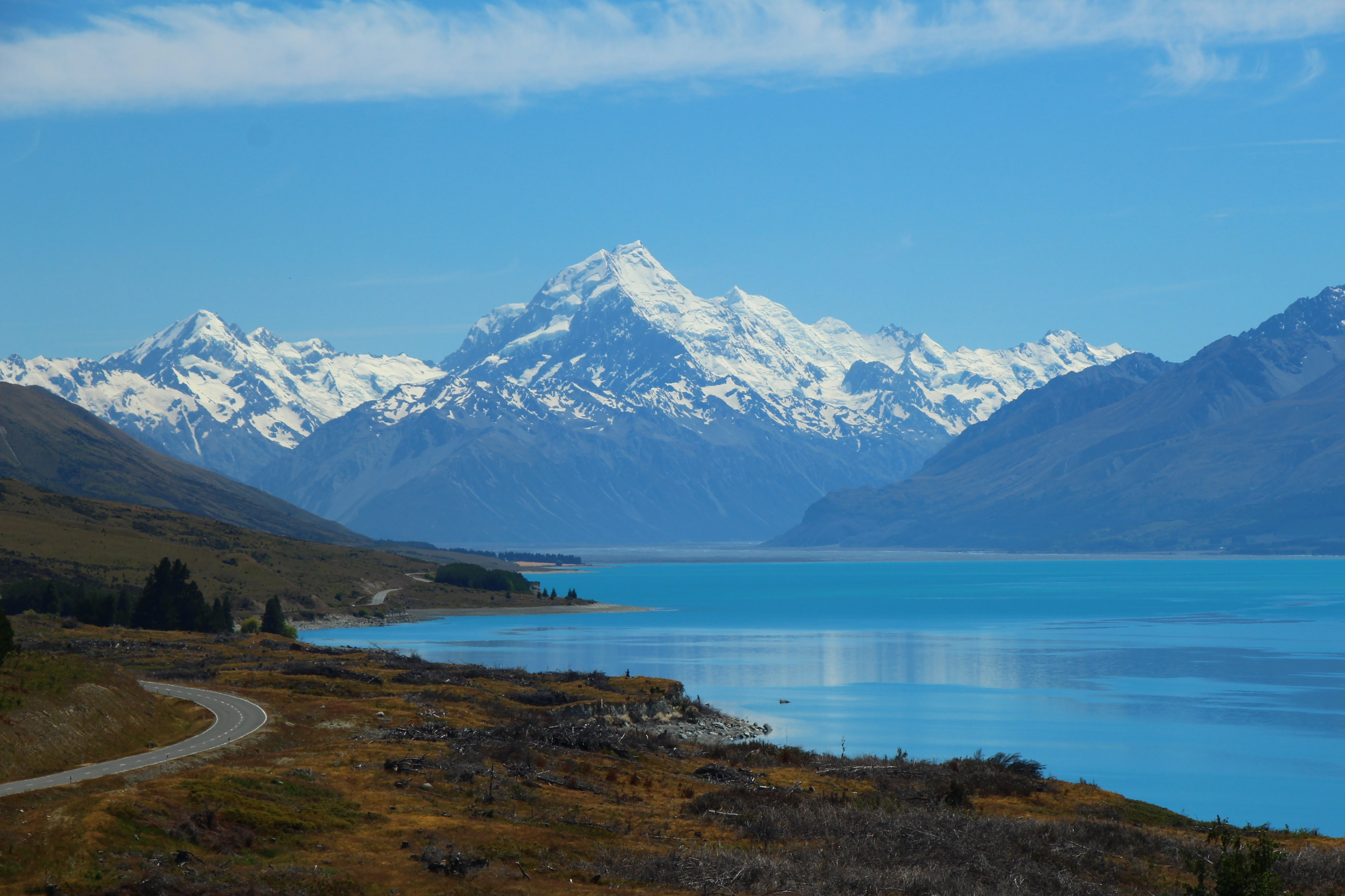 Det turkisblå Lake Pukaki med udsigt til det snedækkede Mount Cook Aoraki på New Zealands Sydø
