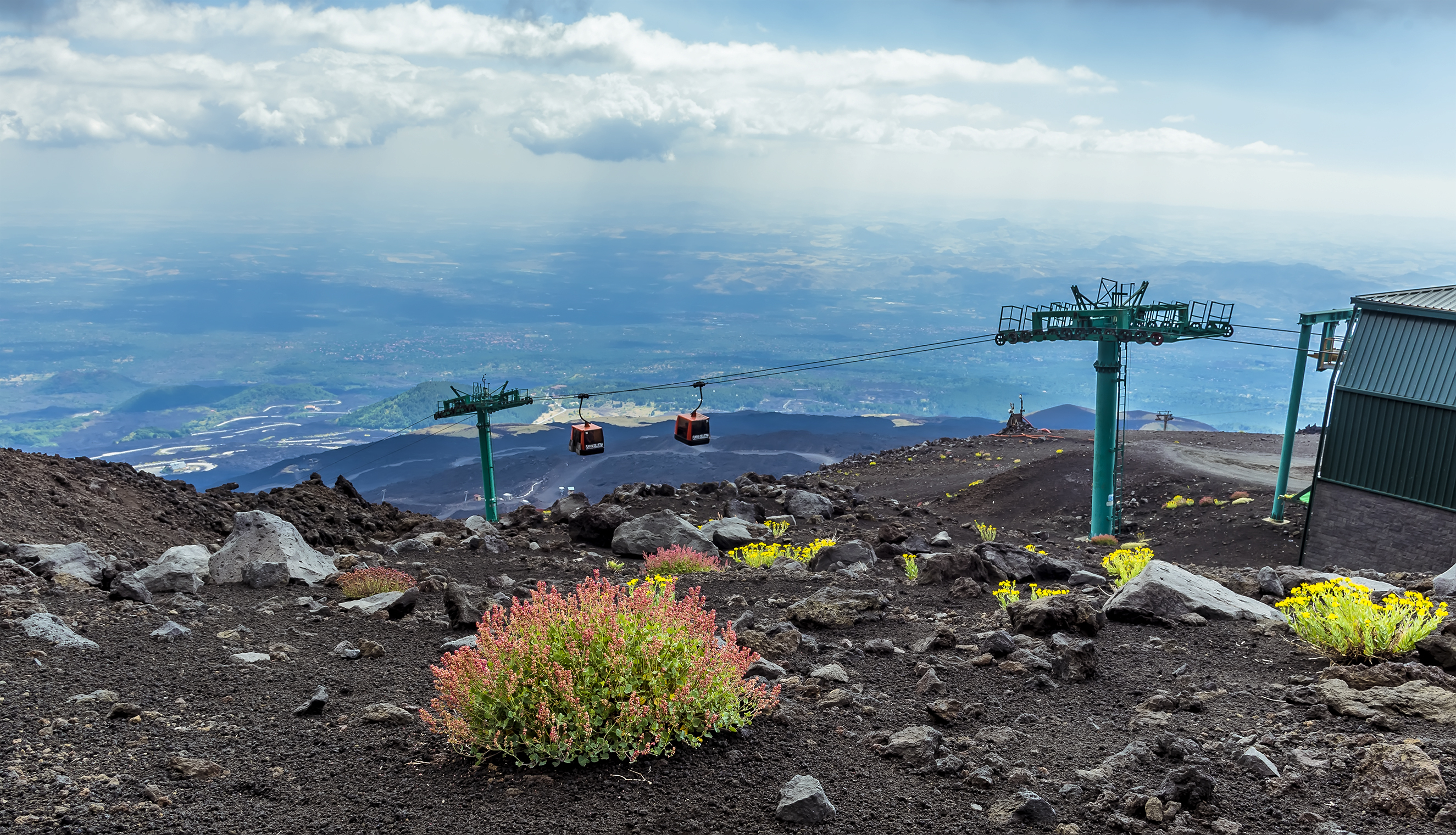 Mount Etna vulkansk landskab med kabelbane og farverig vegetation på Sicilien