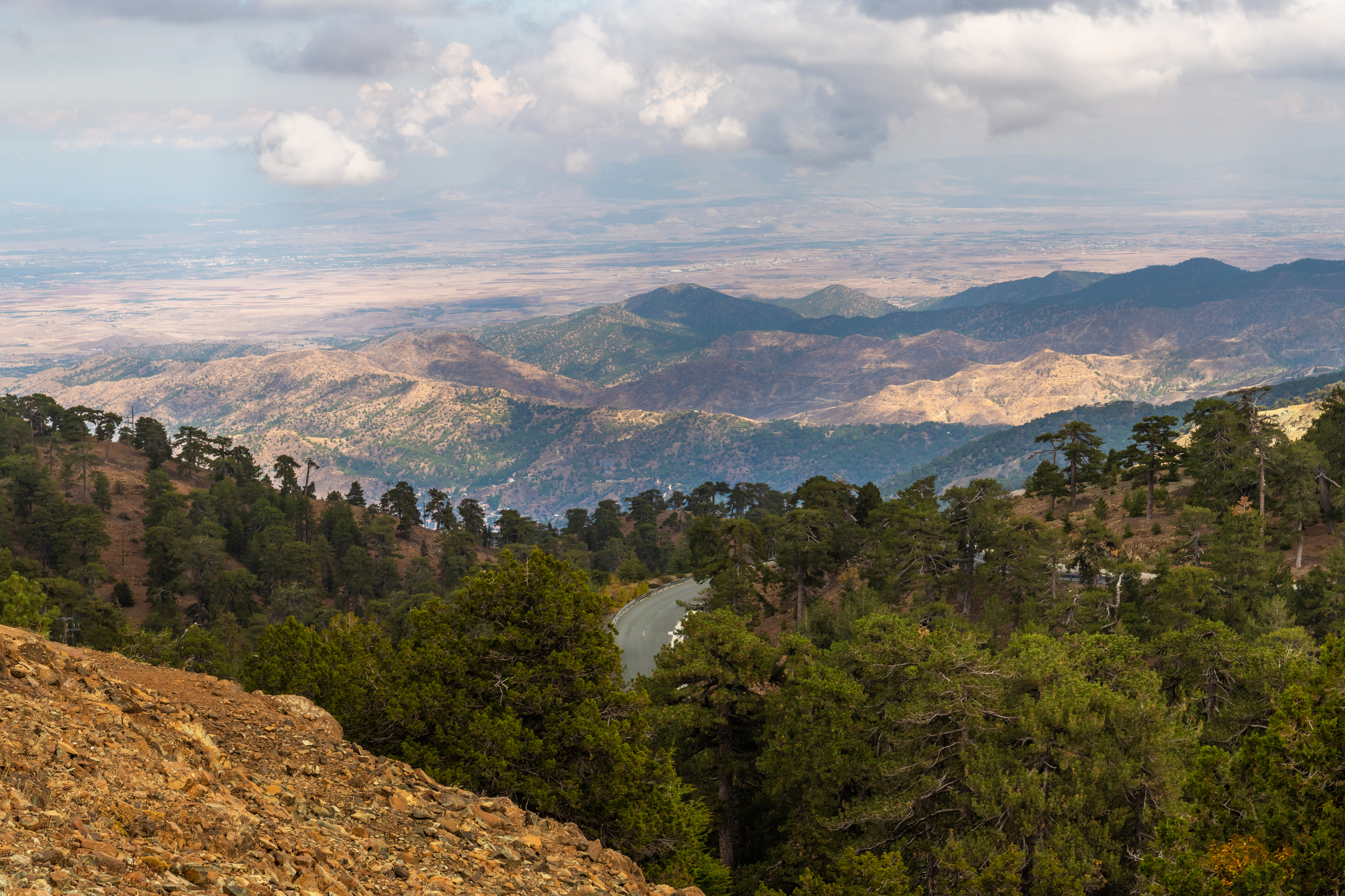 Udsigt over Troodos-bjergenes smukke natur fra Mount Olympus, Cyperns højeste tinde, med skovklædte bjerge