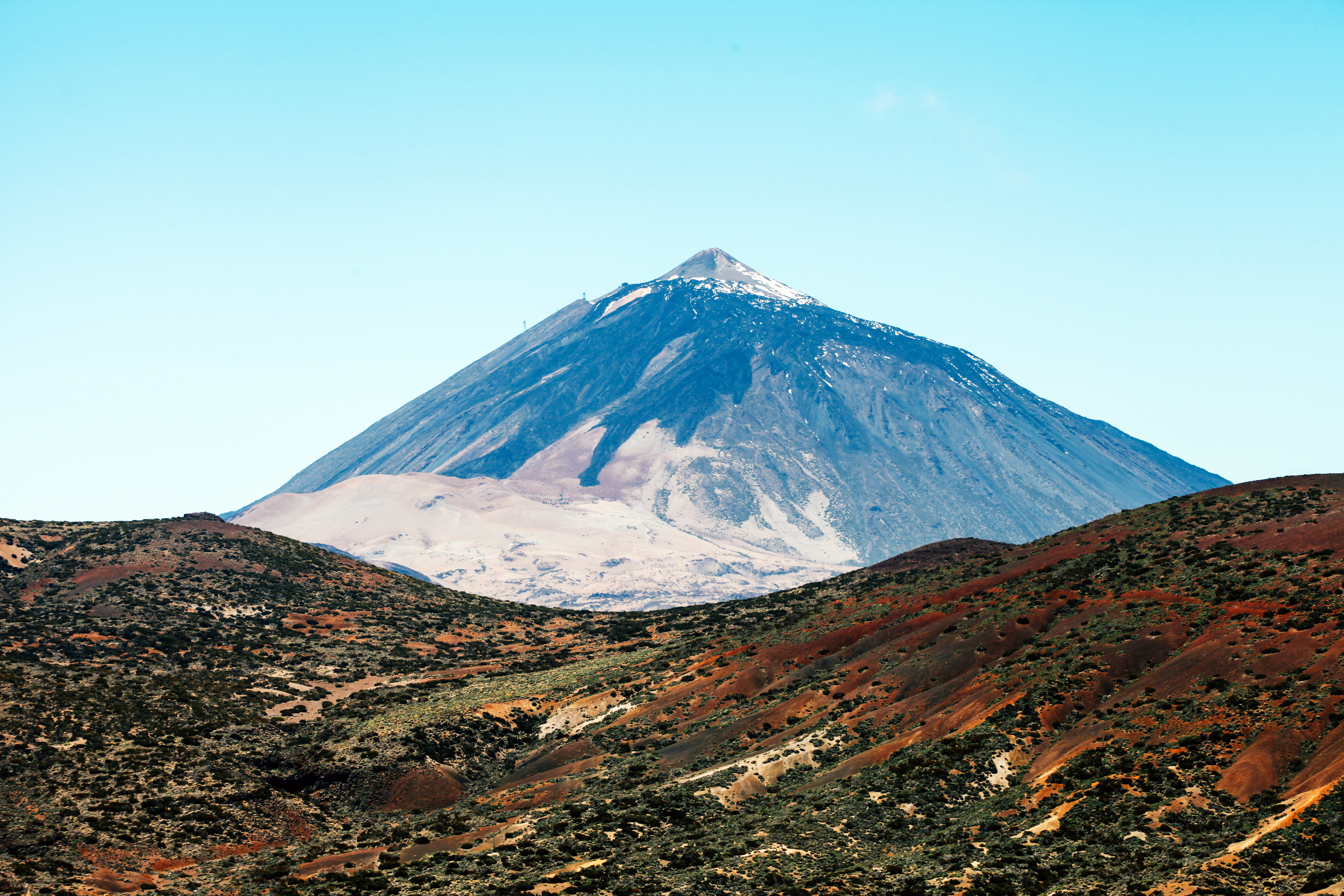 Imponerende panorama af Mount Teide vulkanen og det farverige vulkanske landskab på Tenerife