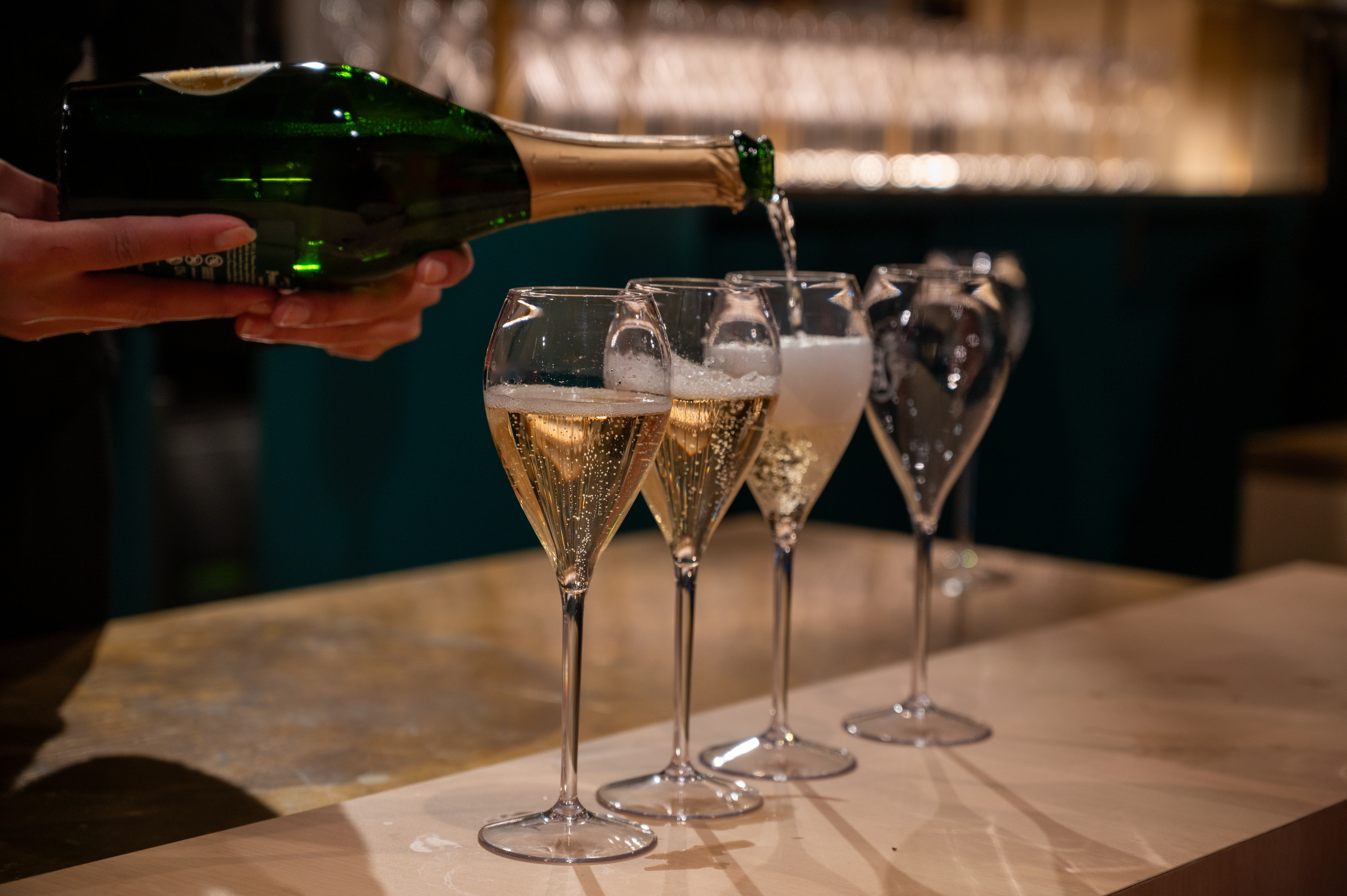 Skænkning af mousserende champagne ved festlig vinsmagning i Epernay, Champagne-regionen i Frankrig