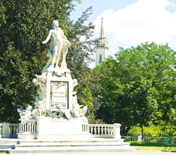 Mozart mindesmærke i Wien Østrig på solrig sommerdag