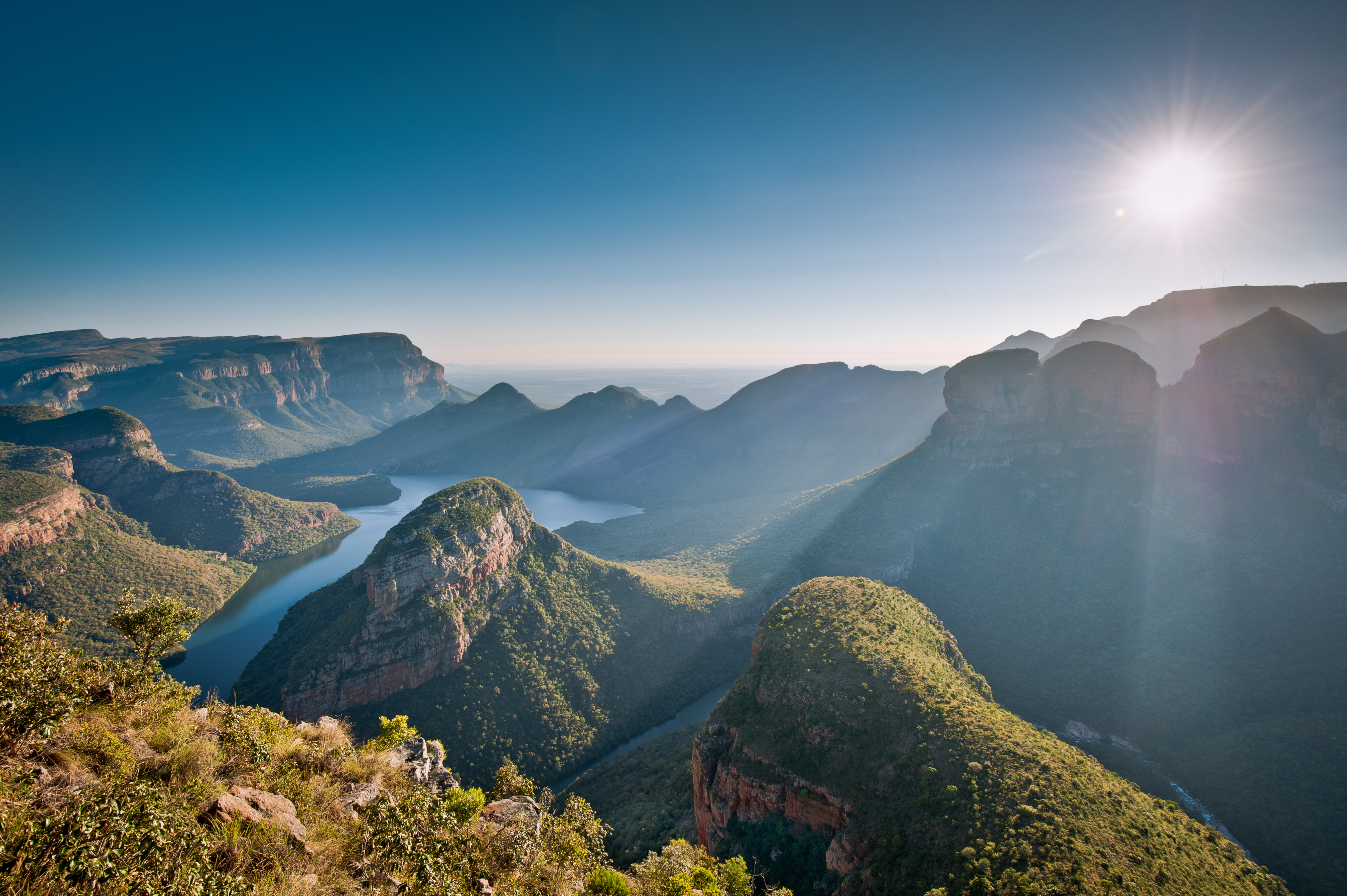 Imponerende canyon-landskab med morgensol over Blyde River i Mpumalanga, Sydafrika