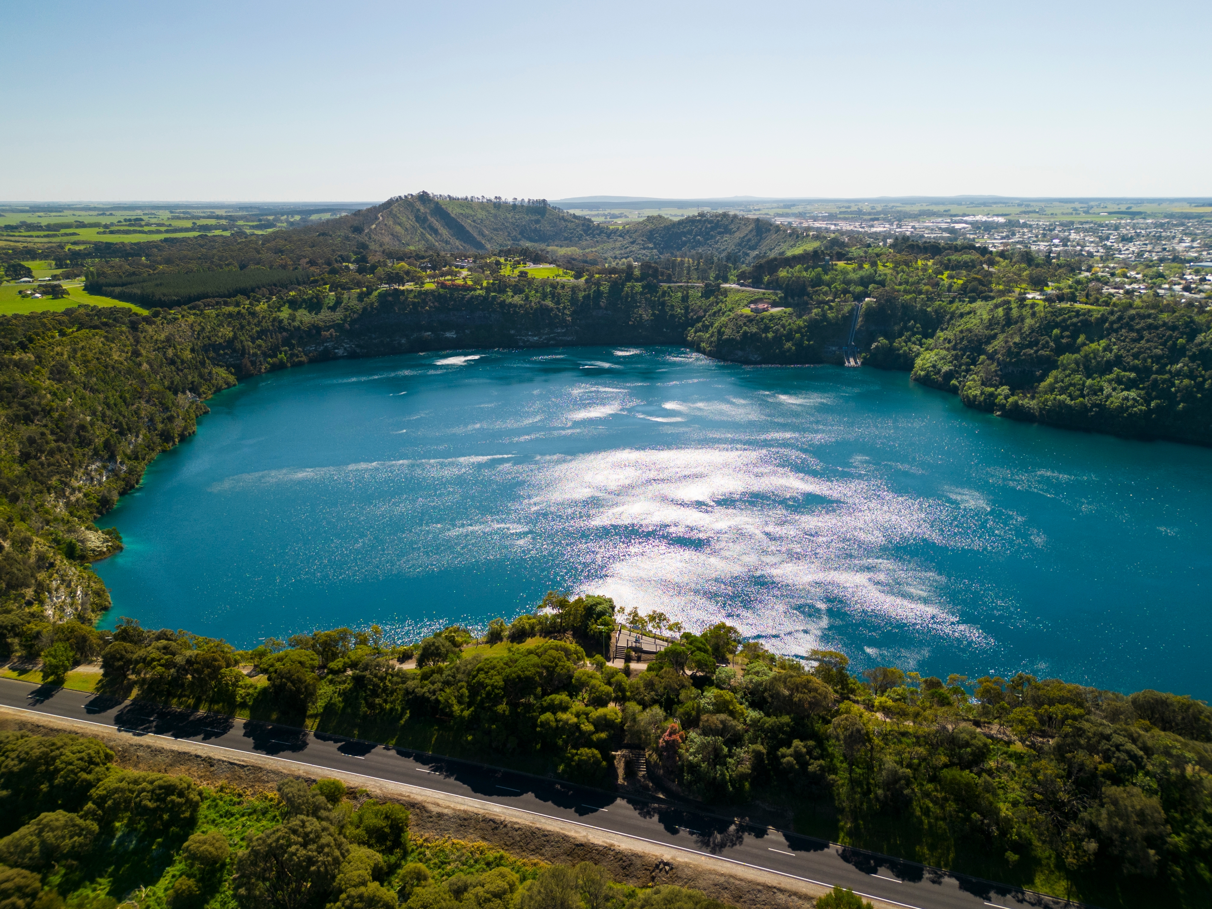 Luftfoto af det ikoniske Blue Lake i Mount Gambier, South Australia, med det karakteristiske turkisblå vand i et gammelt vulkankrater