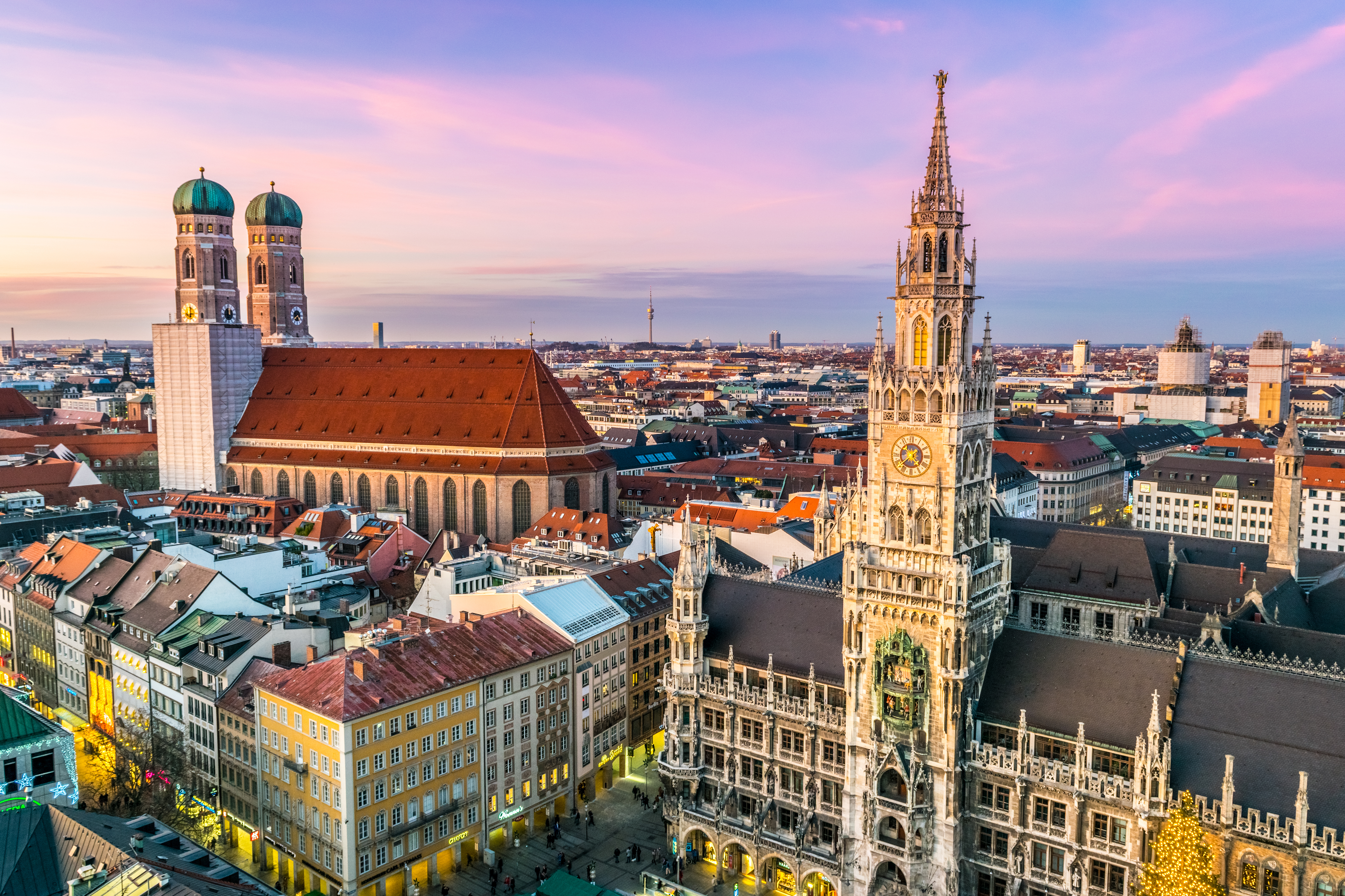 Fantastisk udsigt over Münchens bymidte ved solnedgang med Frauenkirche og det nygotiske rådhus ved Marienplatz i Bayern