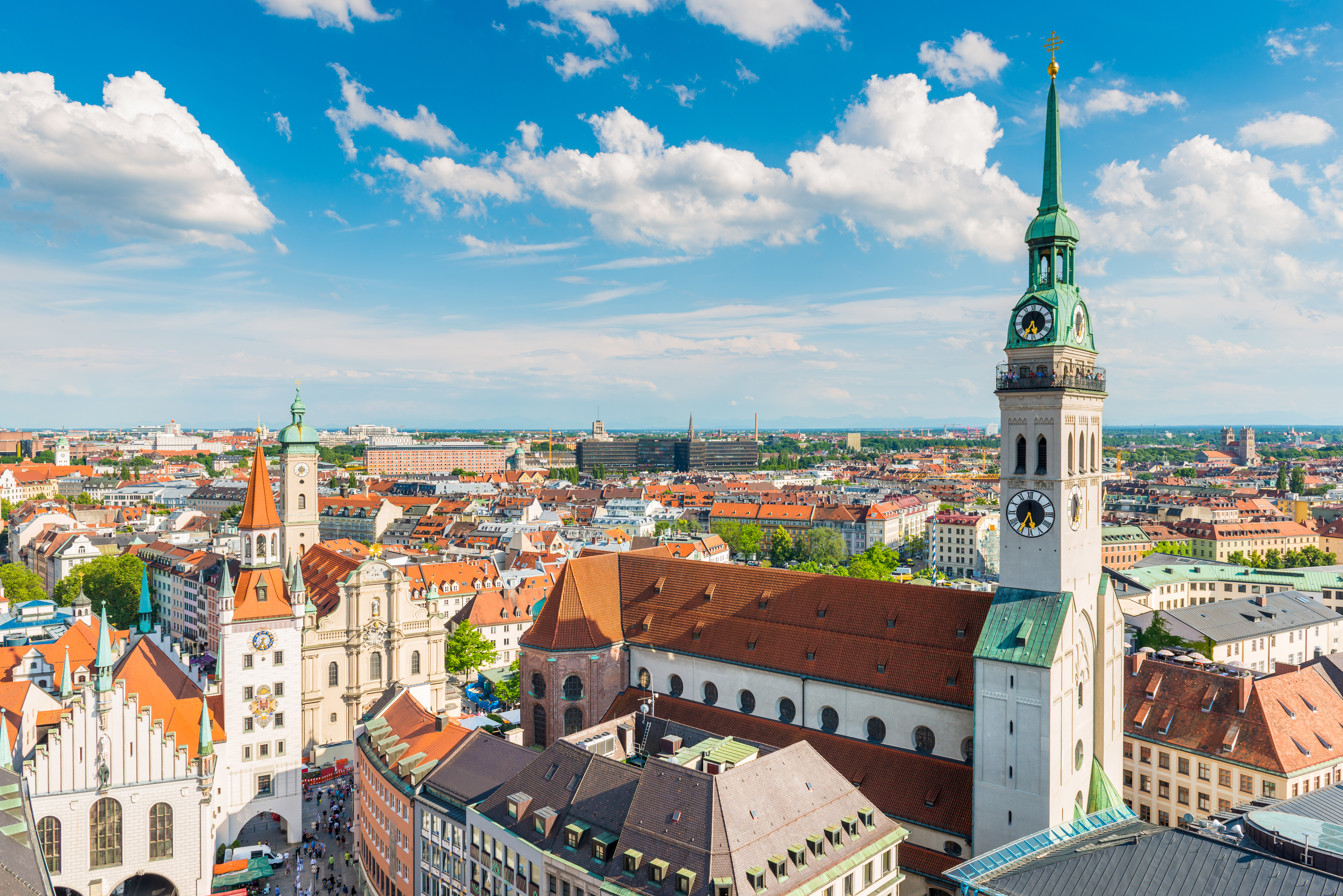 München byskyline med Frauenkirche domkirke og traditionelle bayerske bygninger set fra oven