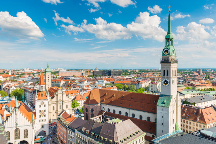 München byskyline med Frauenkirche domkirke og traditionelle bayerske bygninger set fra oven