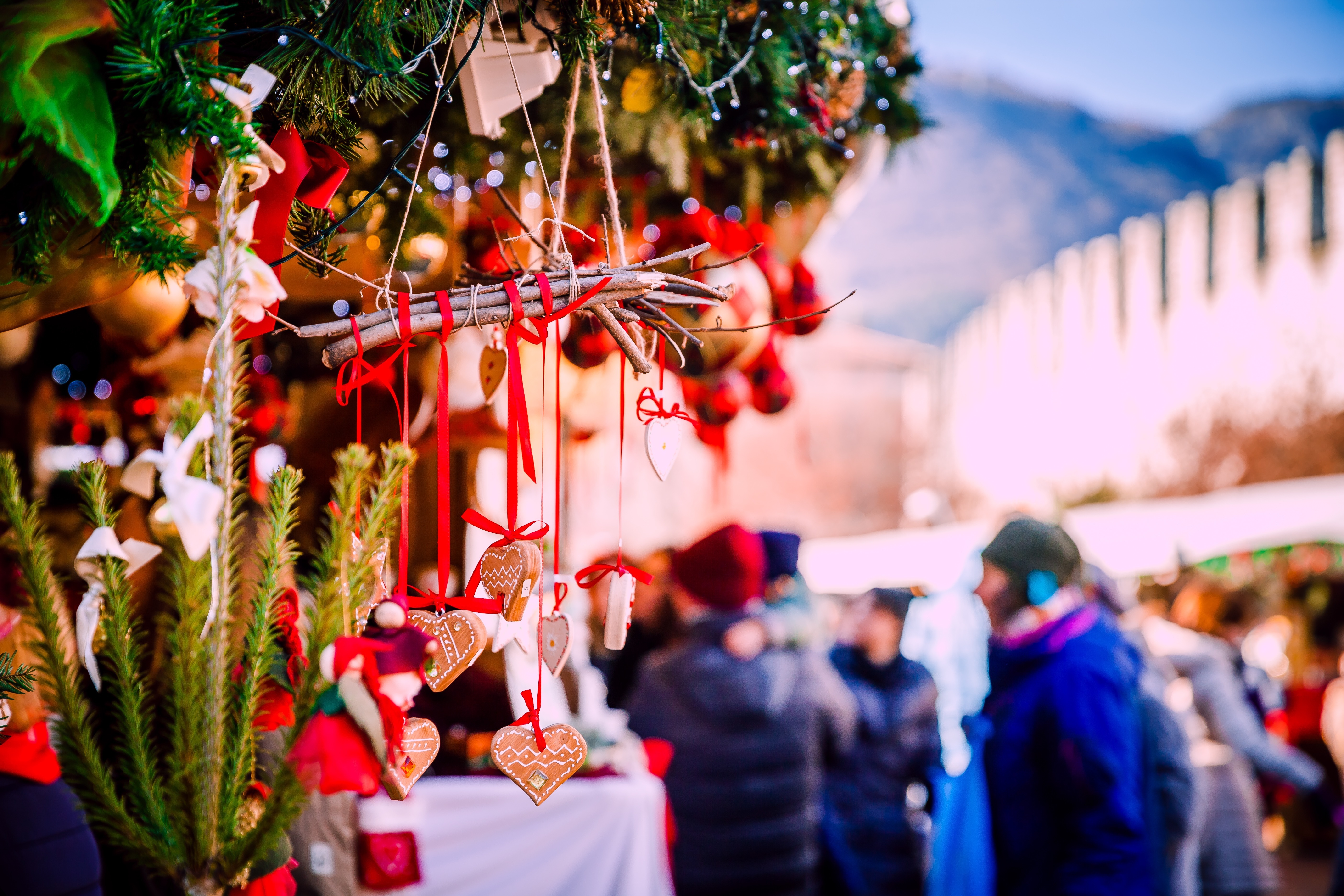 München julemarked med røde juledekorationer og festlig stemning