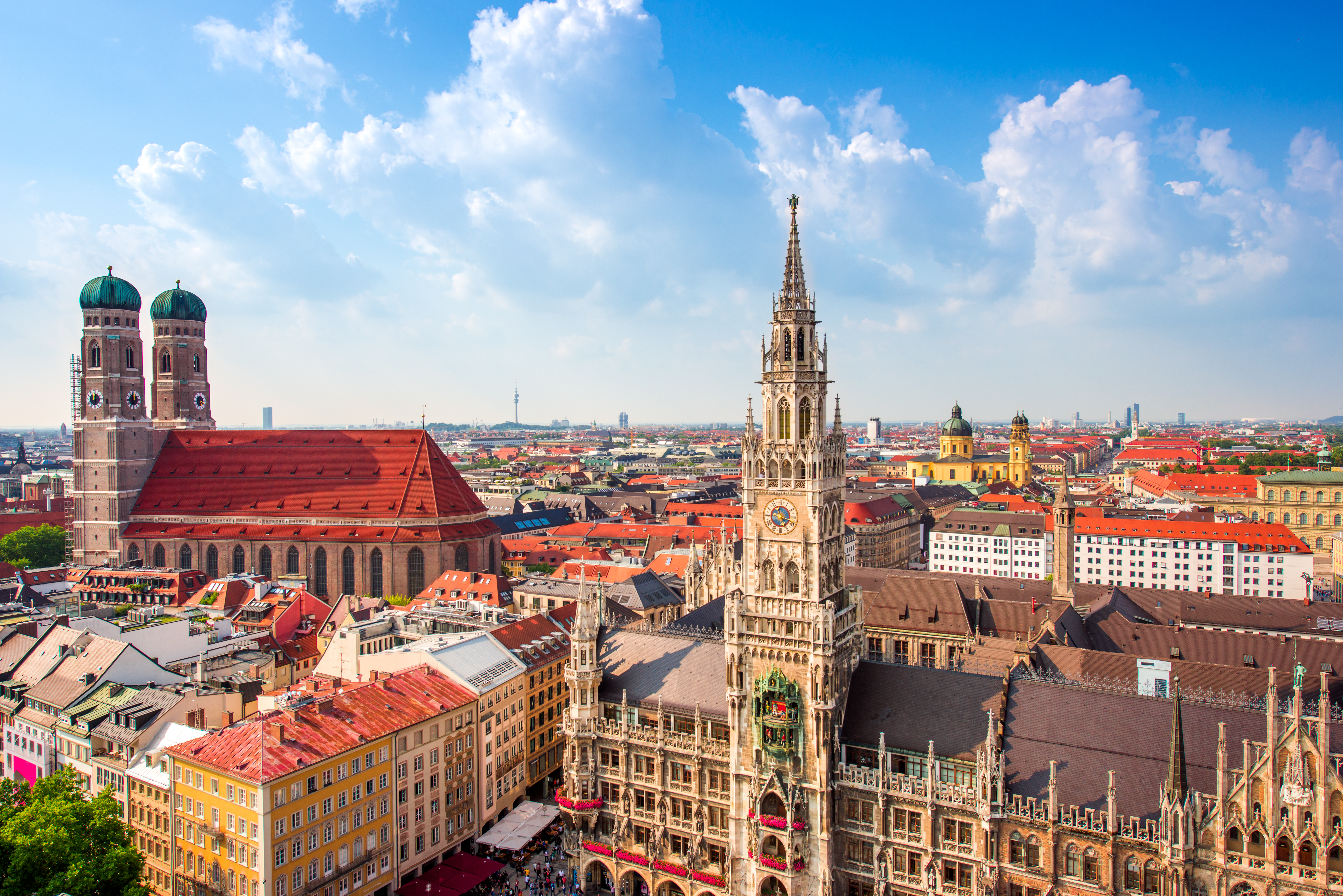 Smuk udsigt over München med det middelalderlige rådhus og Frauenkirche ved Marienplatz i det sydlige Tyskland