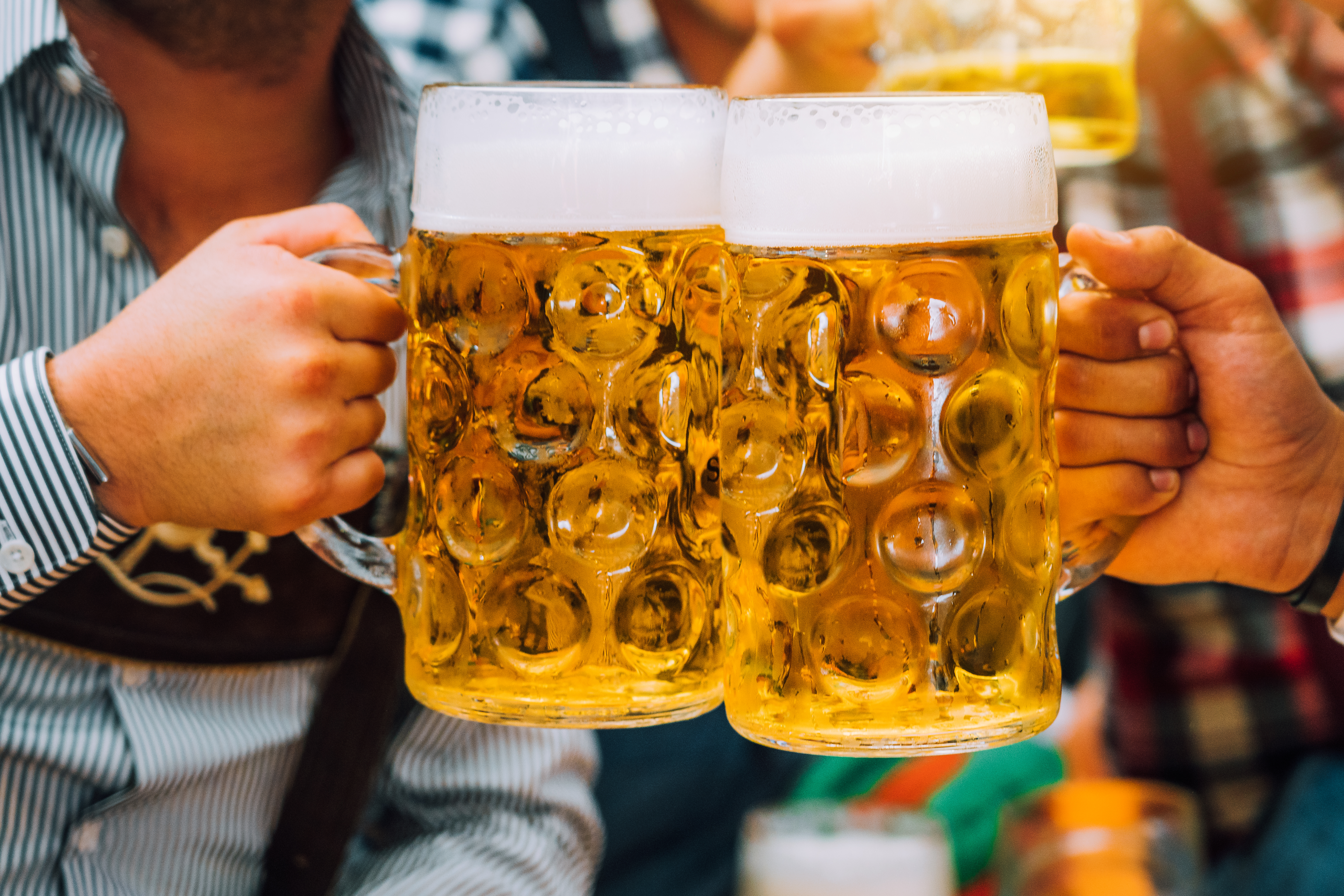 Traditionelle München Oktoberfest ølkrus med hvidt skum