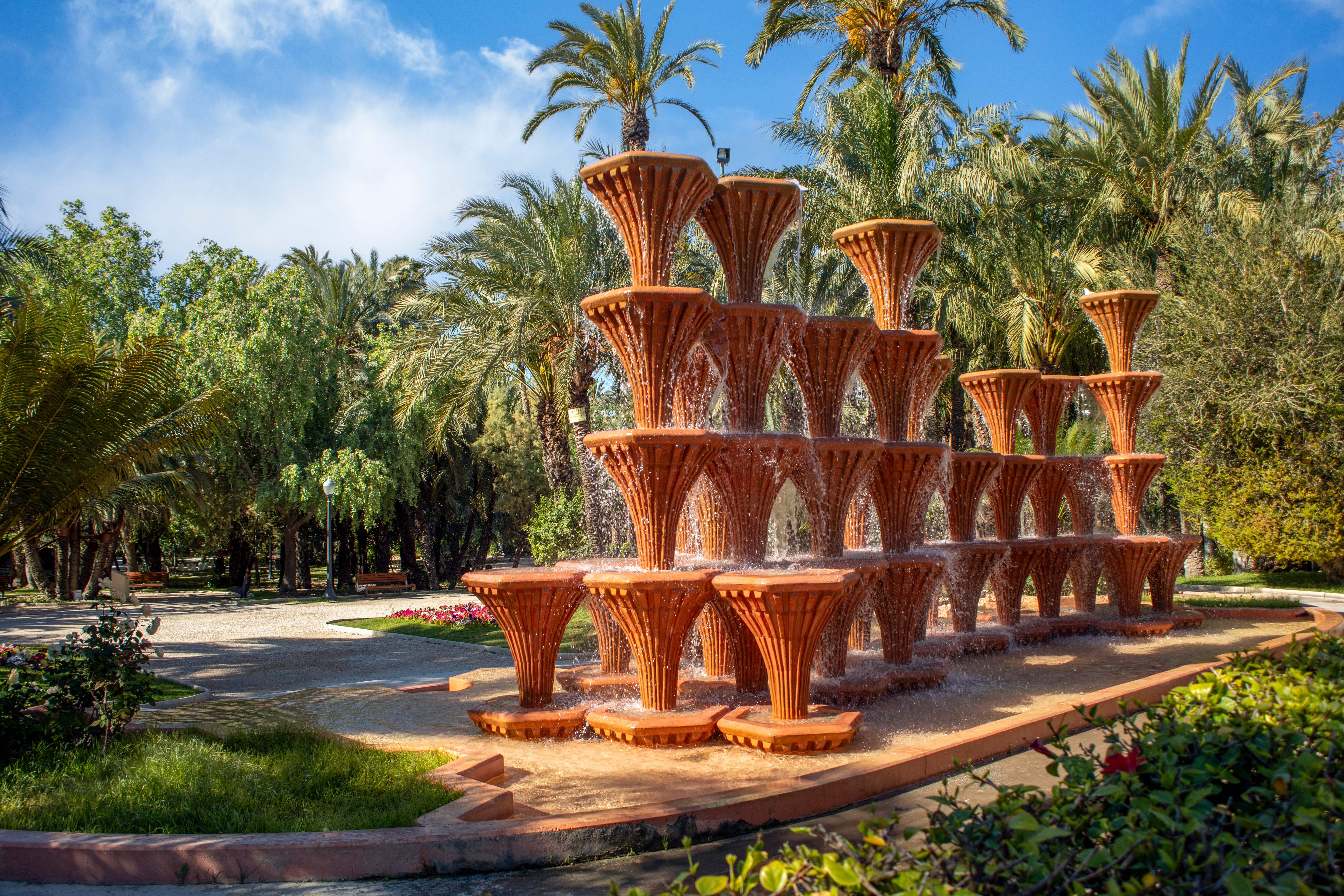 Municipal park med palmer og fontæne i Elche Spanien