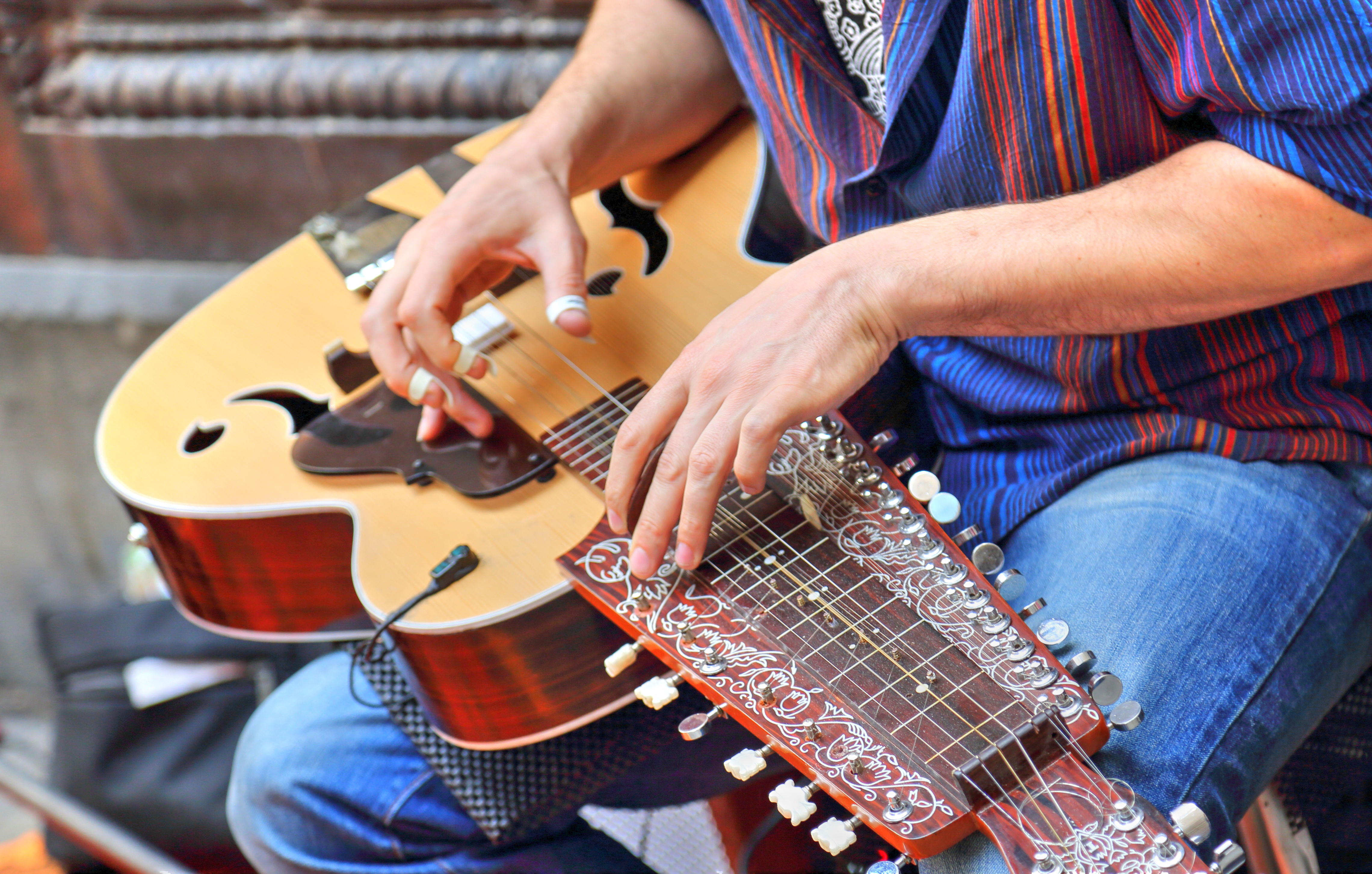 Autentisk spansk musikkultur ved Barcelona Katedralen med gademusiker der spiller traditionel guitar