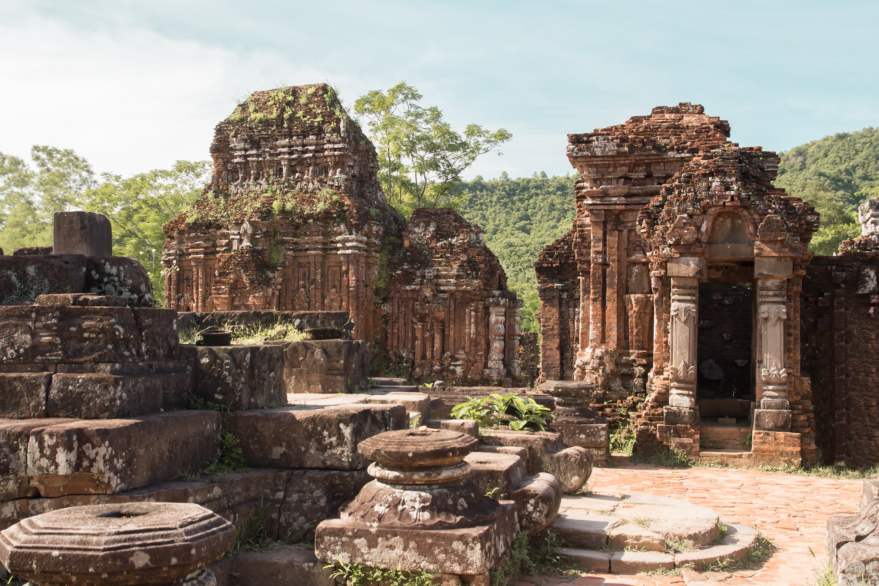 Velbevarede Cham-tempelruiner ved My Son i Vietnam omgivet af grøn jungle