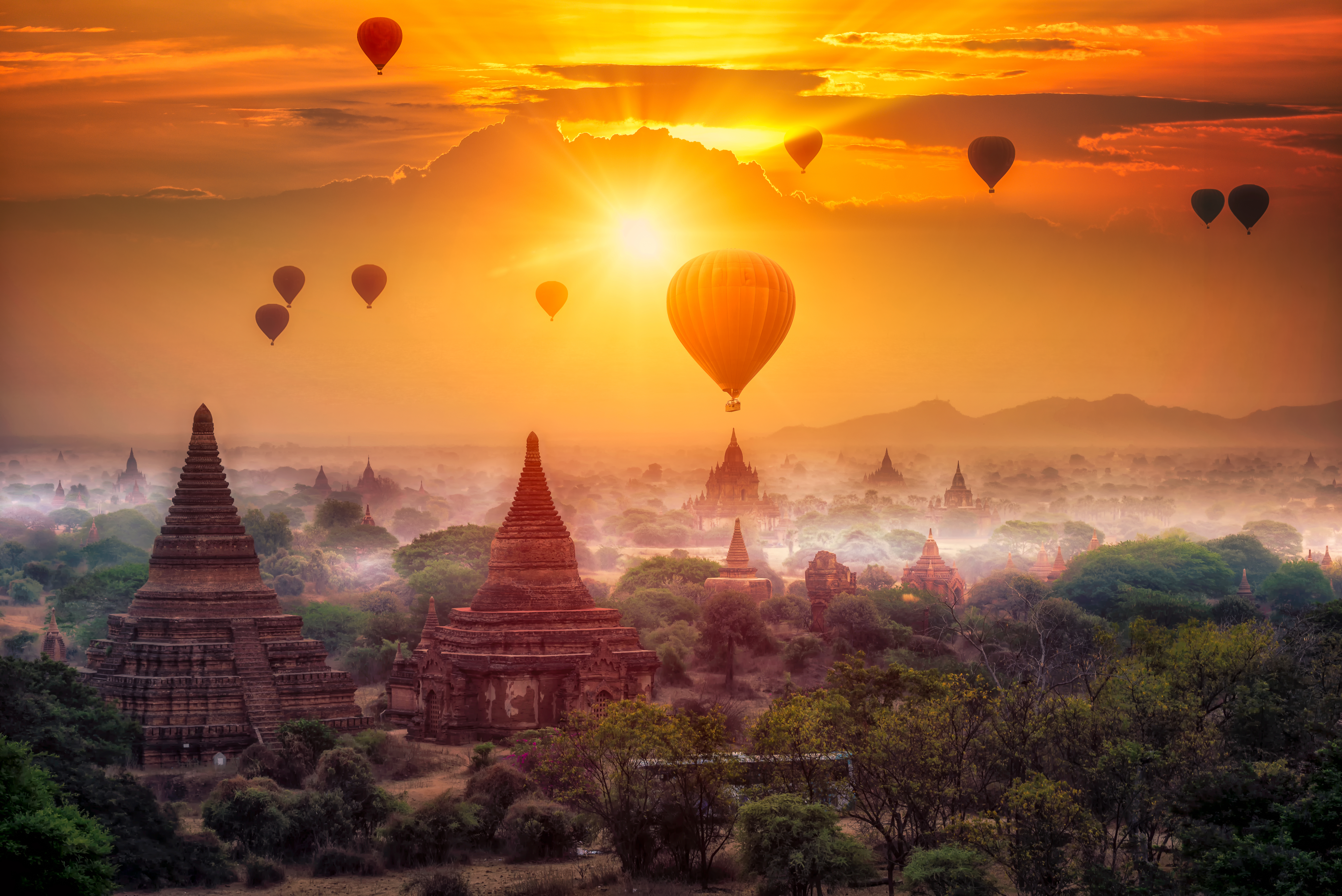 Farverige balloner svæver over buddhistiske pagoder i Bagan, Myanmar