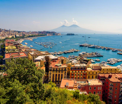 Imponerende udsigt over Napoli bugt med lystbådhavn og det ikoniske Vesuvius bjerg i horisonten