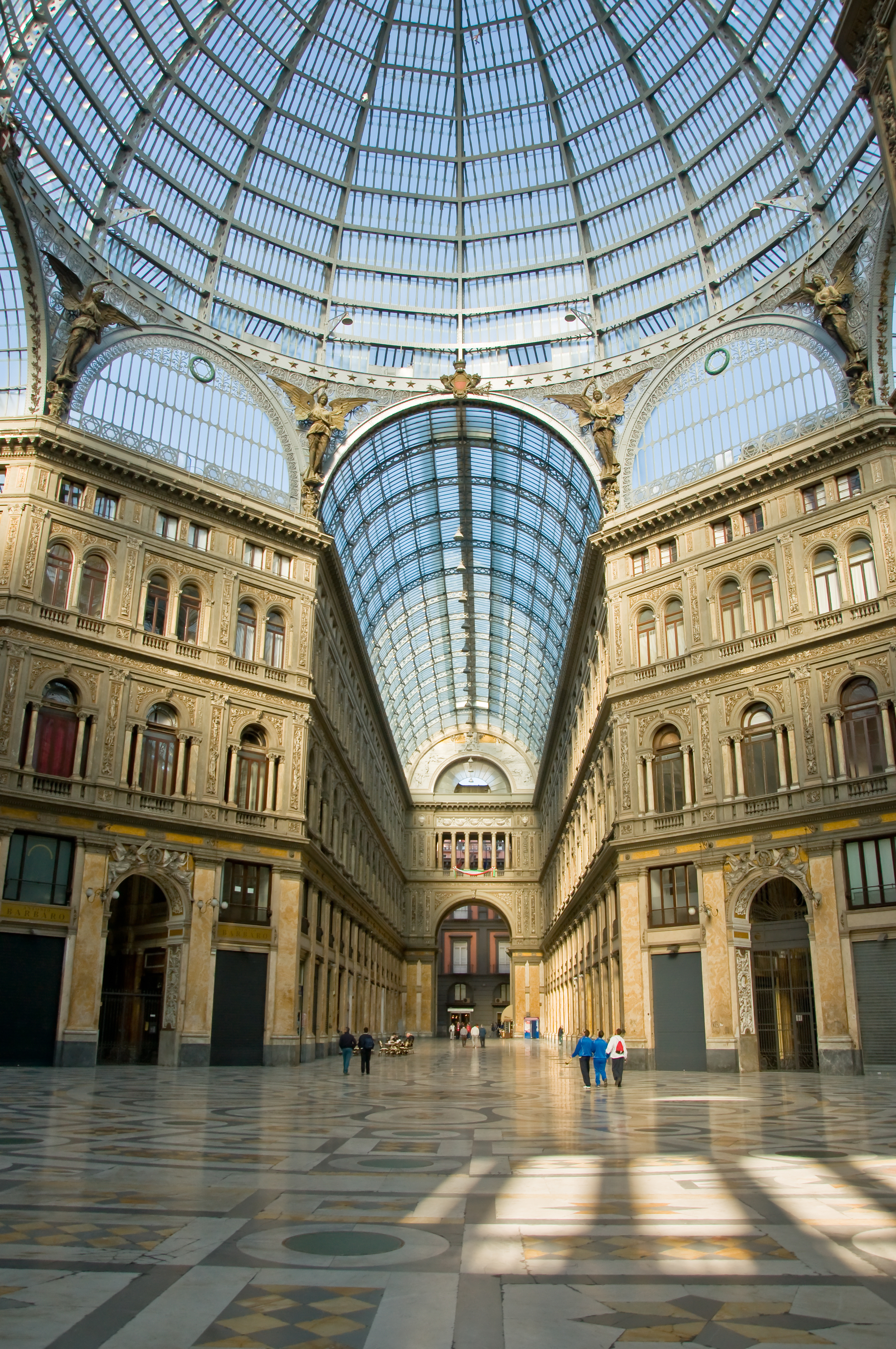 Fascinerende interiør fra den berømte Galleria Umberto I i Napoli, der viser den ikoniske glaskuppel og det imponerende arkitektoniske design