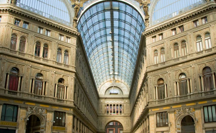 Fascinerende interiør fra den berømte Galleria Umberto I i Napoli, der viser den ikoniske glaskuppel og det imponerende arkitektoniske design