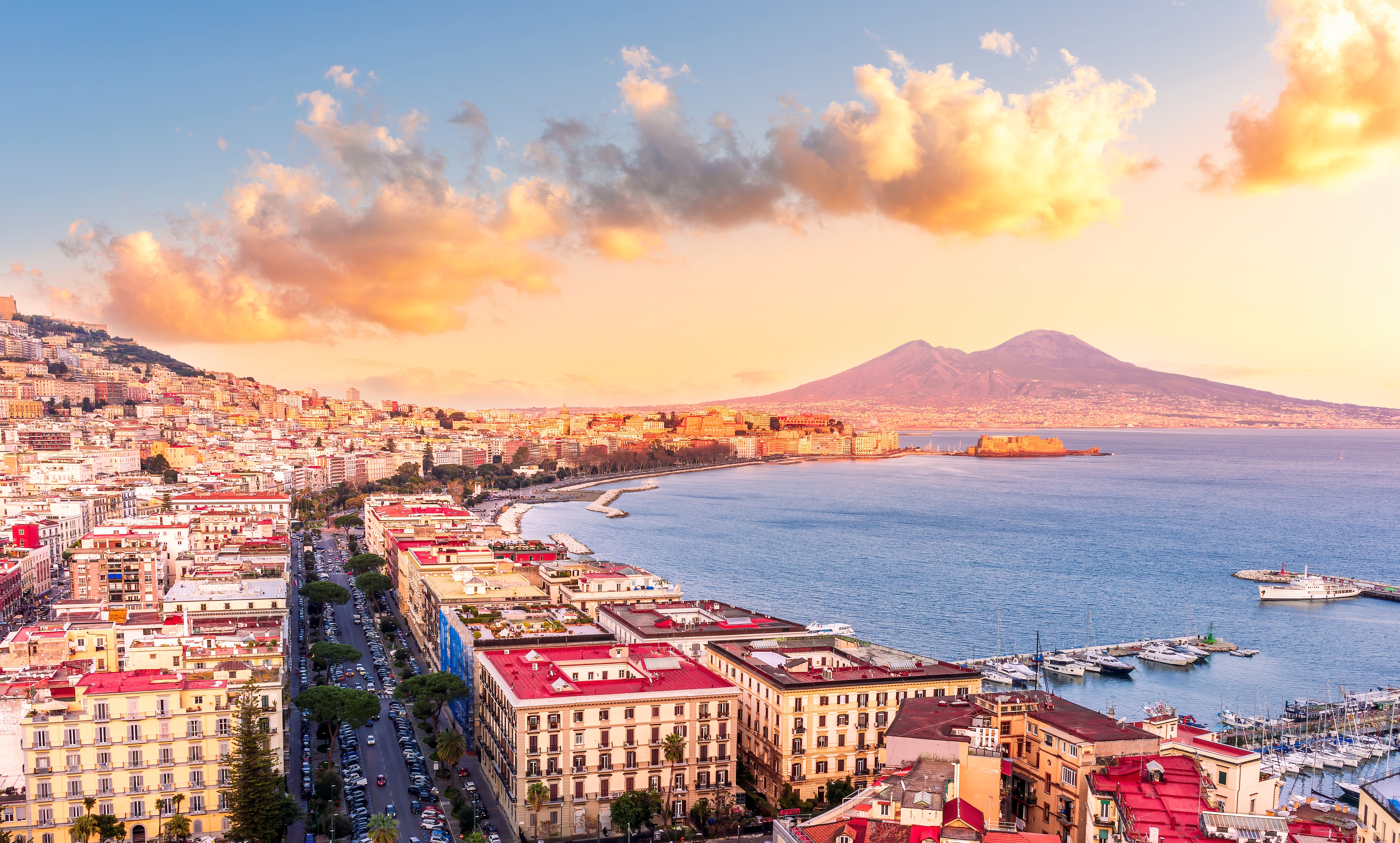 Panoramaudsigt over Napoli havn og bugt med Vesuvius vulkan