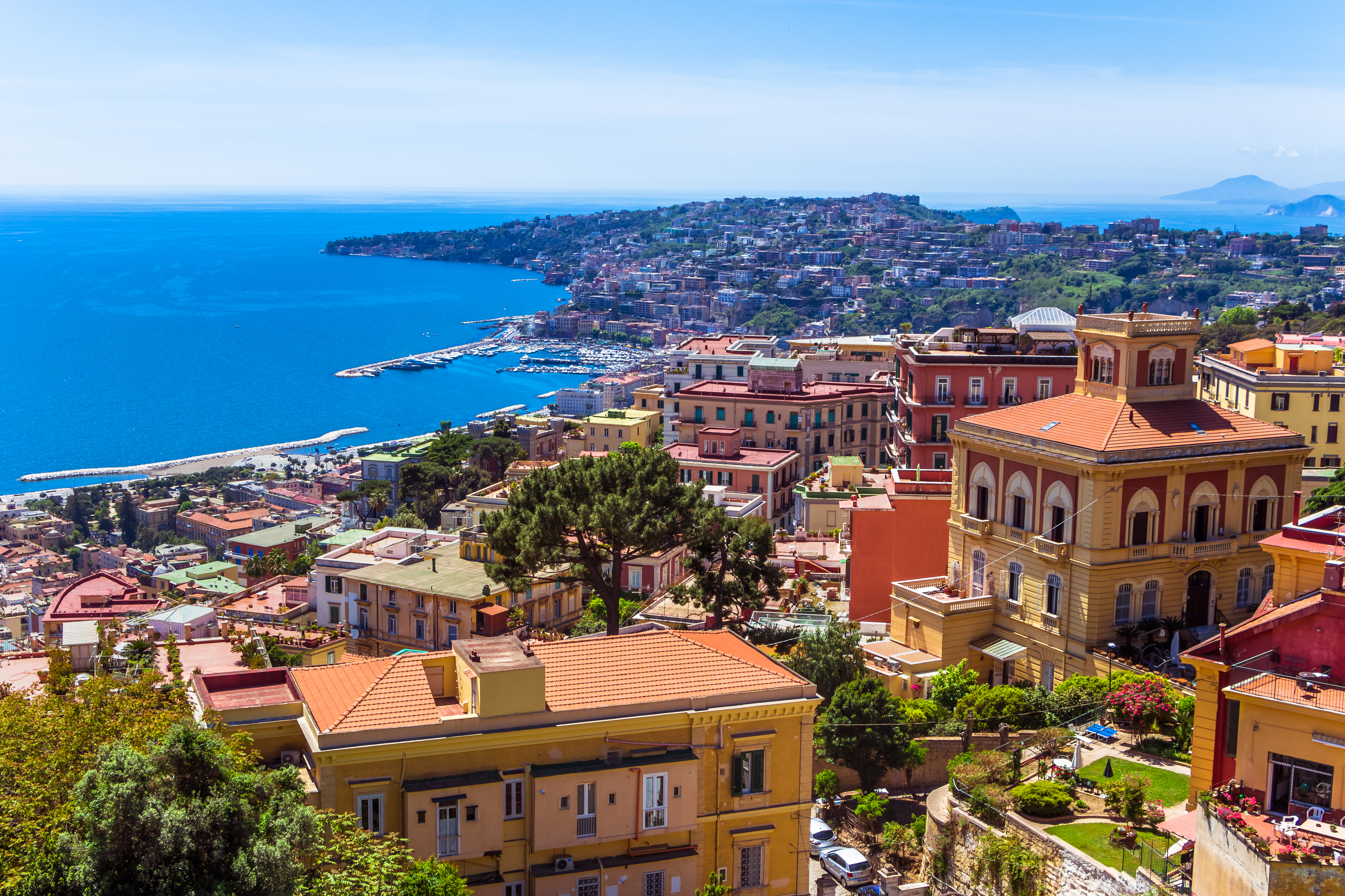 Panoramaudsigt over Napoli fra Castel Sant'Elmo med terrakottatage, farverige bygninger og den vidunderlige Napoli-bugt