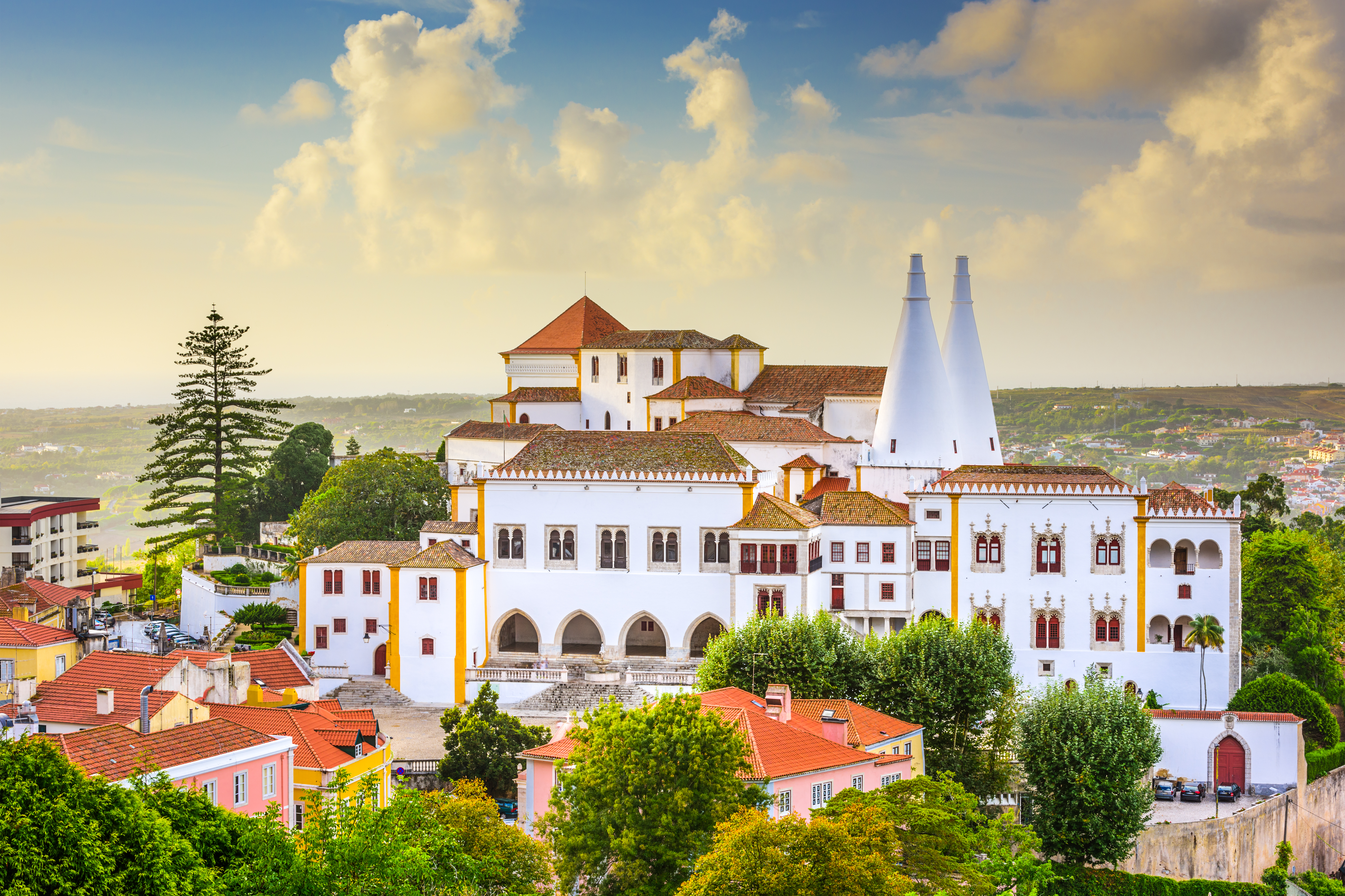 Det imponerende Nationalpalads i Sintra med dets unikke arkitektur oplyst i aftentimerne, en must-see seværdighed i den historiske by Sintra i Portugal