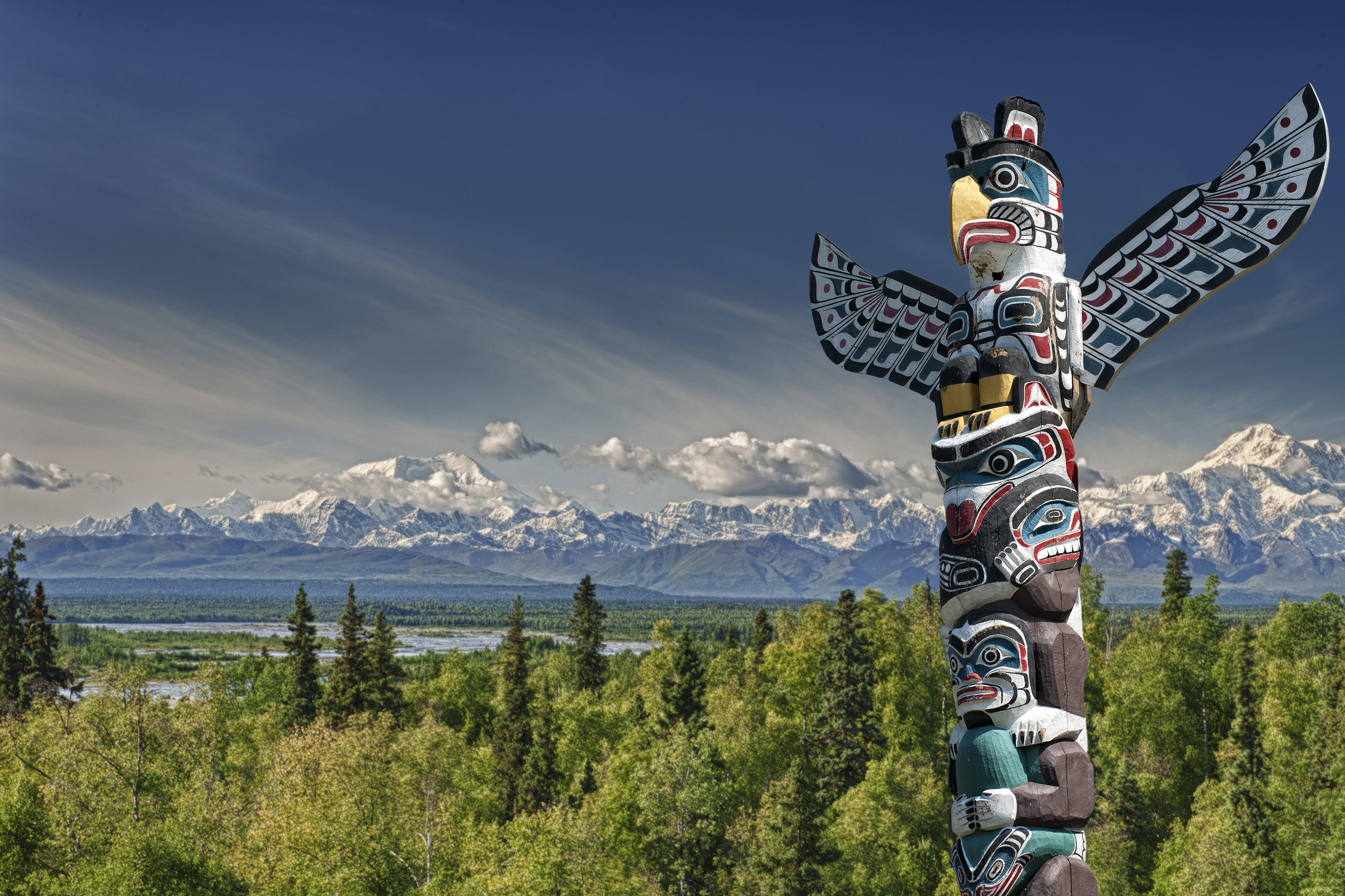 Imponerende totempæl med ørnemotiver og traditionel indiansk kunst i Canadas vildmark