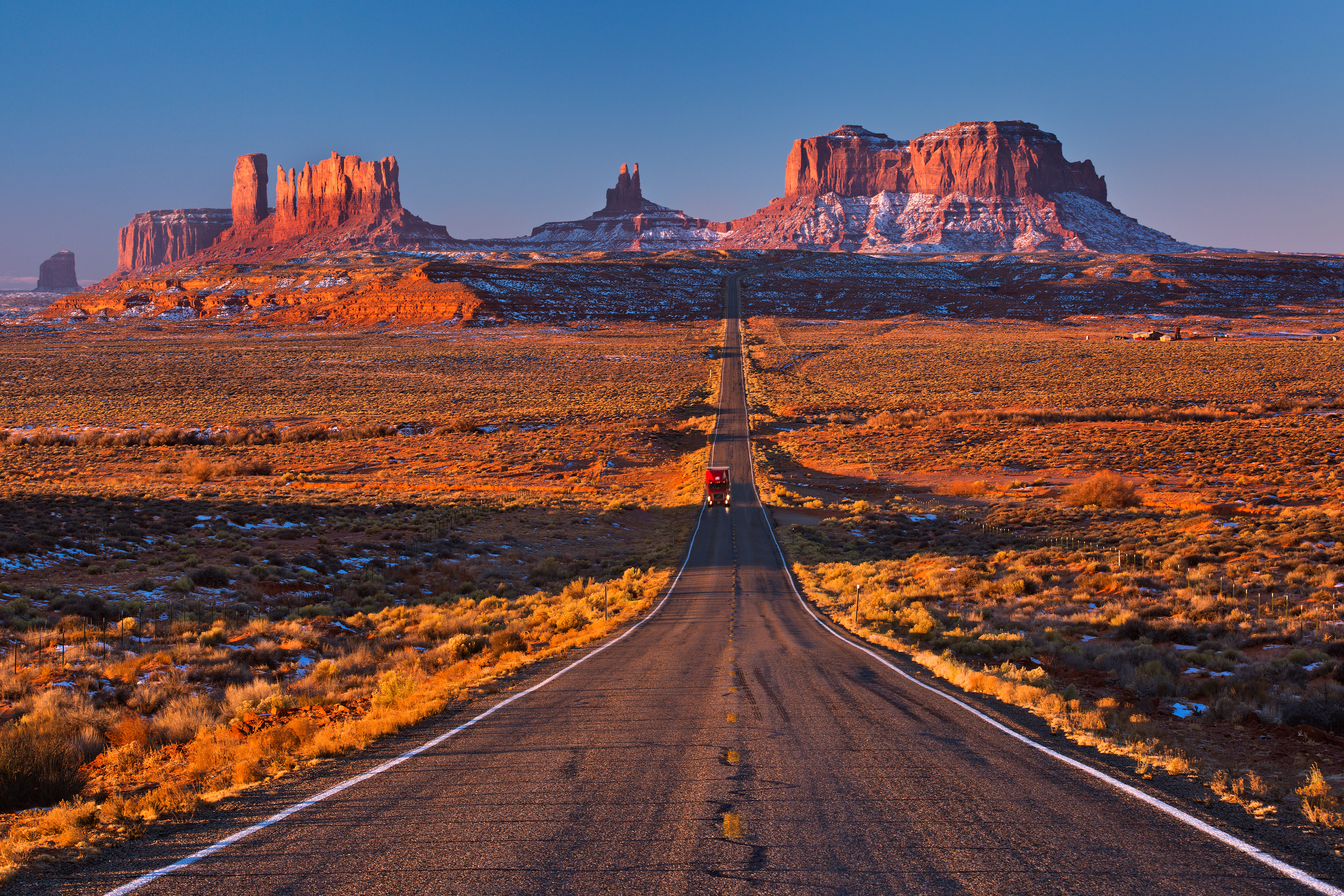Ensomme highway gennem Navajo Nation til Monument Valley utah arizona