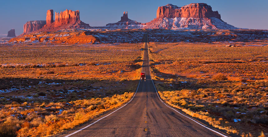 Ensomme highway gennem Navajo Nation til Monument Valley utah arizona