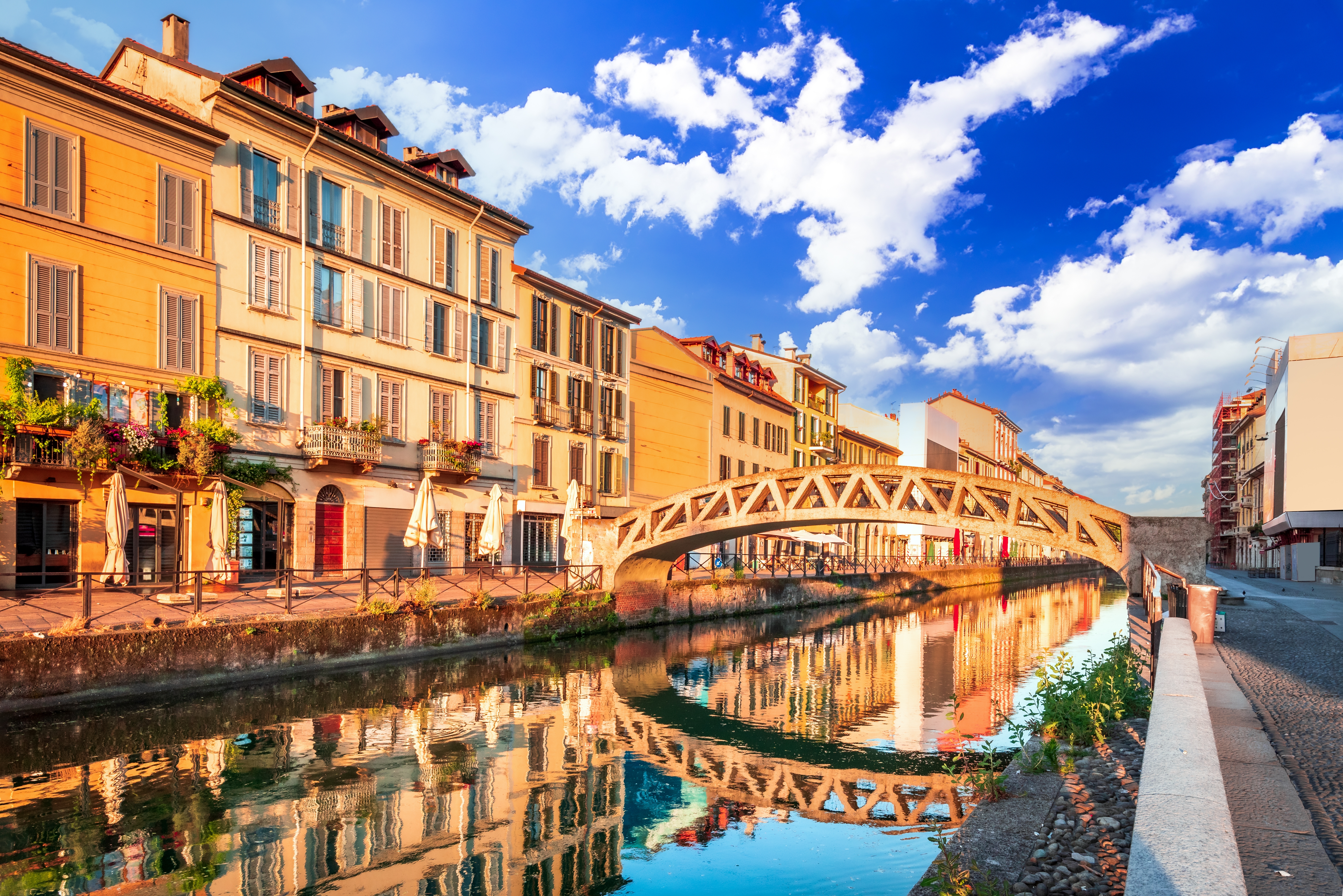 Morgenstemning ved kanalerne i det charmerende Navigli-kvarter i Milano med traditionel italiensk arkitektur
