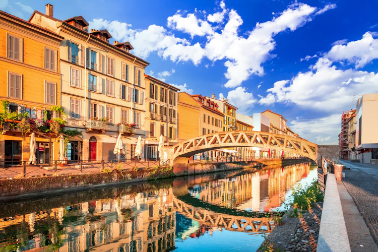 Morgenstemning ved kanalerne i det charmerende Navigli-kvarter i Milano med traditionel italiensk arkitektur