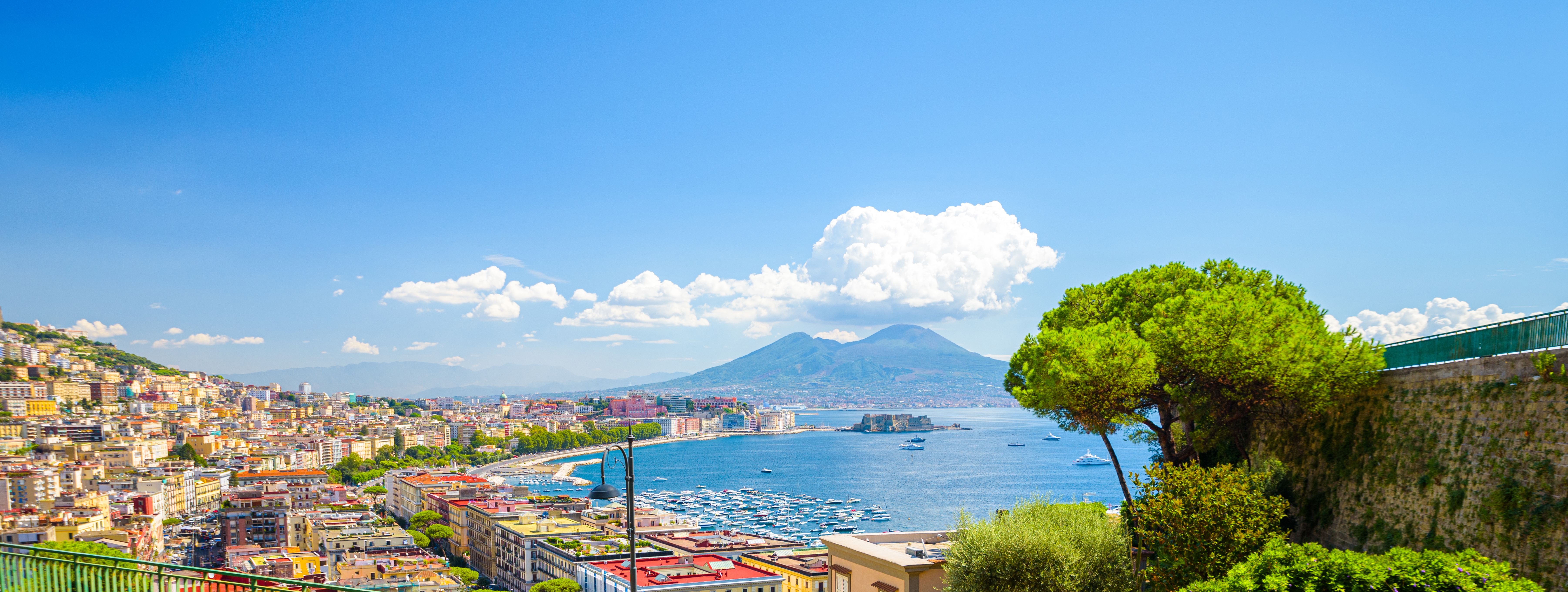 Breathtaking panorama af Neapel med Vesuvius vulkan og italiensk arkitektur
