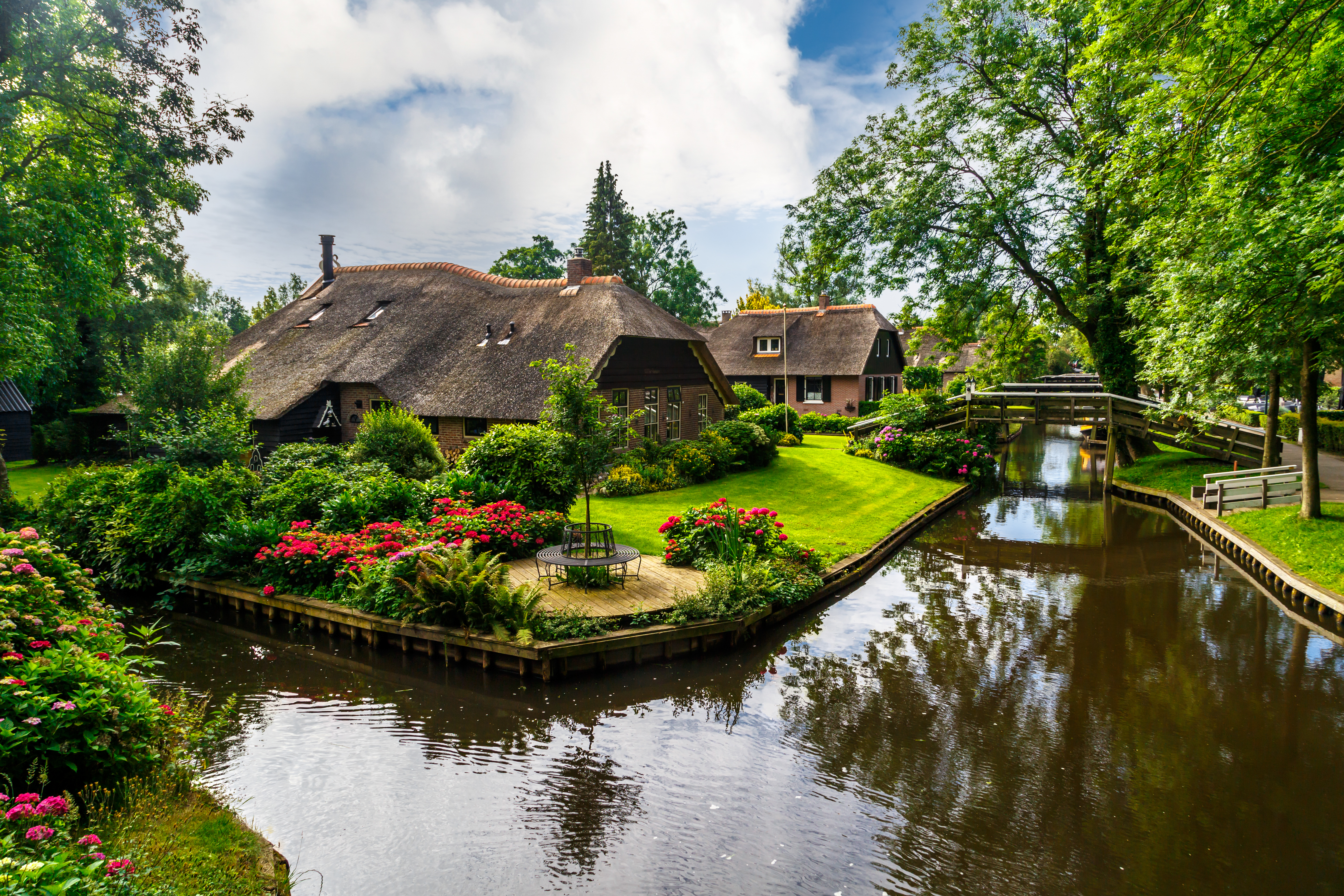 Charmerende bondegård ved kanal i den hollandske landsby Giethoorn