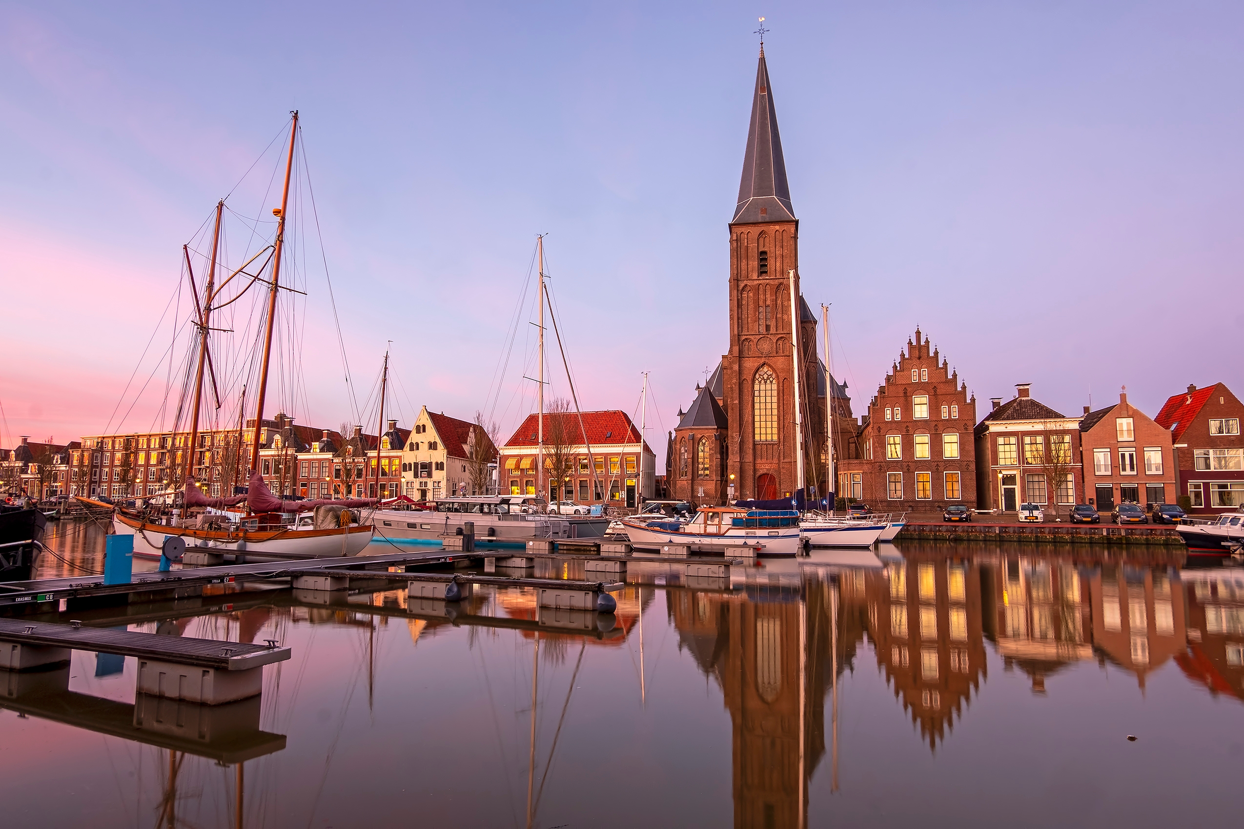 Smuk havnefront i Harlingen Nederland med traditionel arkitektur og lystbåde