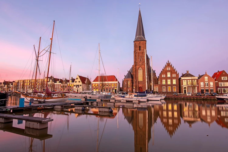 Smuk havnefront i Harlingen Nederland med traditionel arkitektur og lystbåde