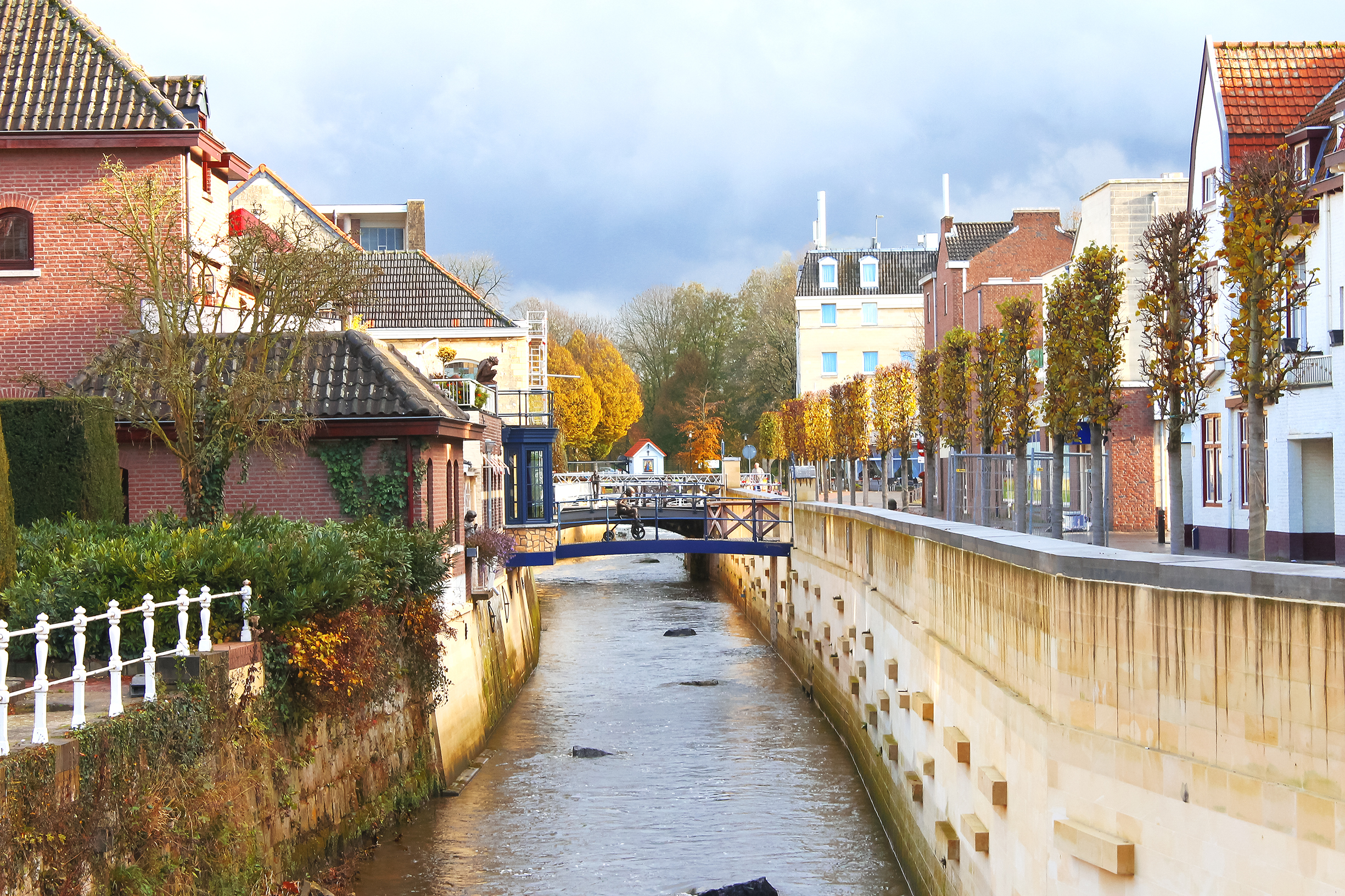 Pittoresk kanal i Valkenburg med traditionelle hollandske huse og broer