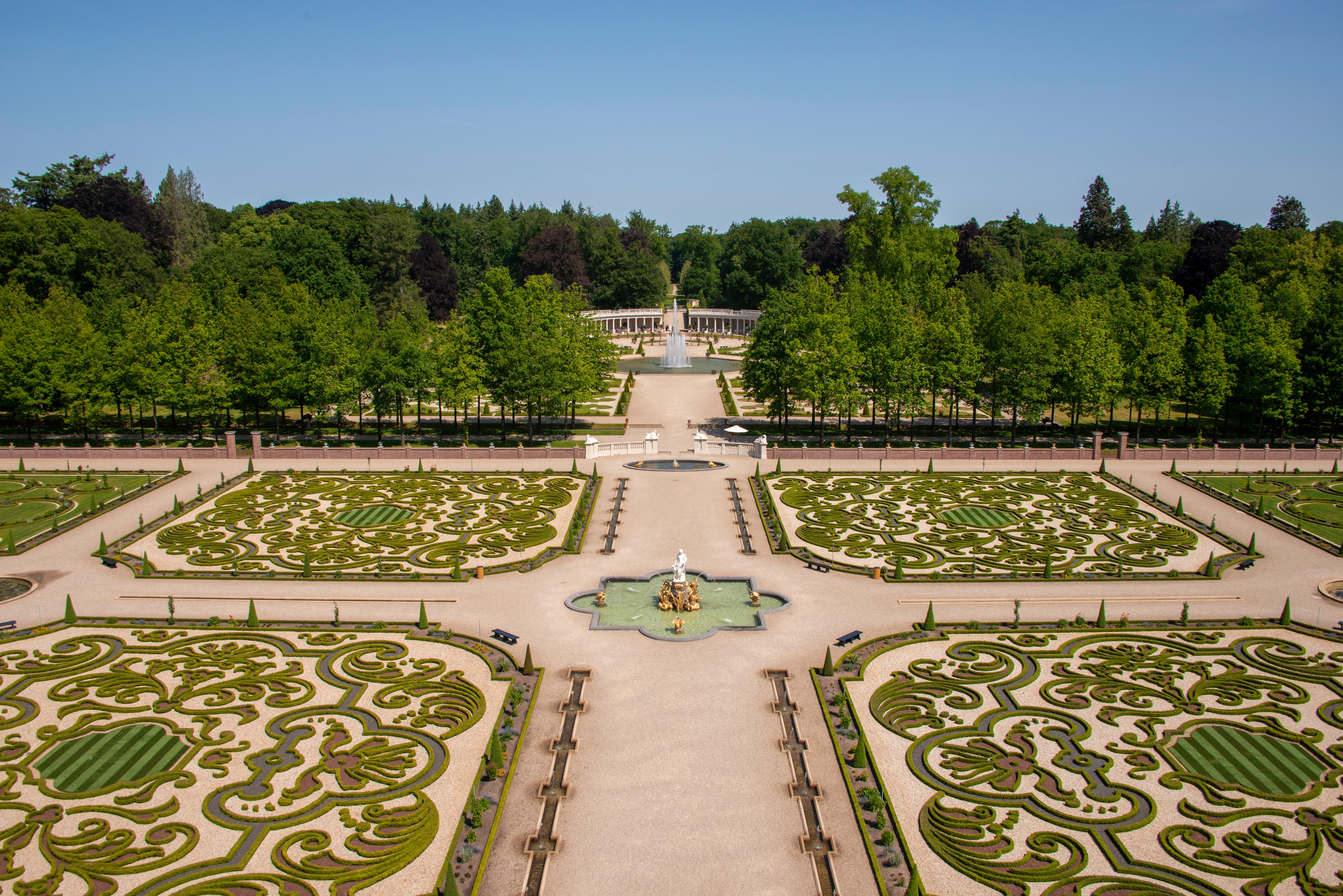 Spektakulær drone-udsigt over Het Loo Palads' geometriske barokhaver i Nederlandene