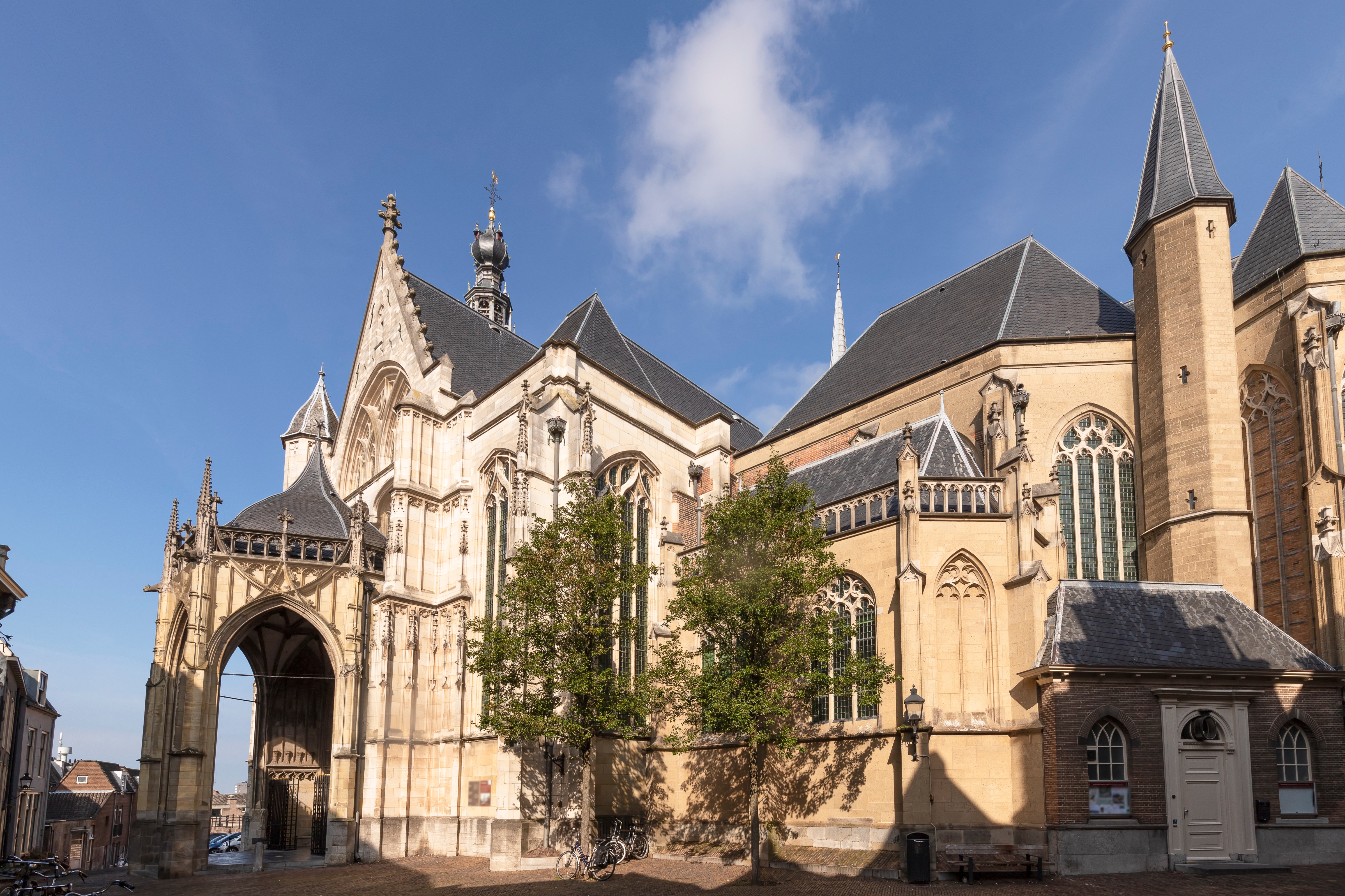 Historisk kirke i Nijmegen Nederlandene med gotiske taarne og klassisk arkitektur