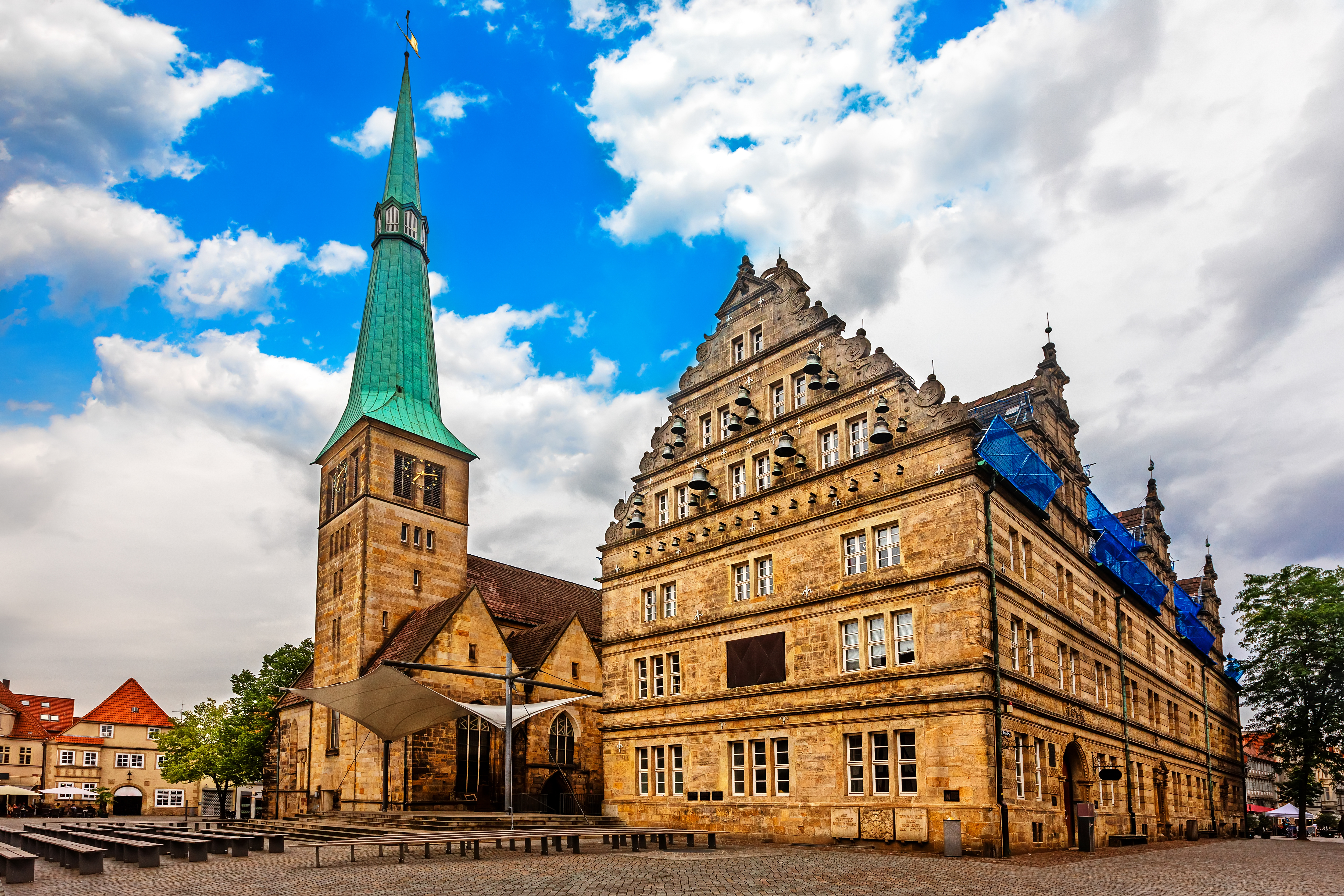 Renæssance arkitektur i Hamelin med kirketårn og historiske bygninger