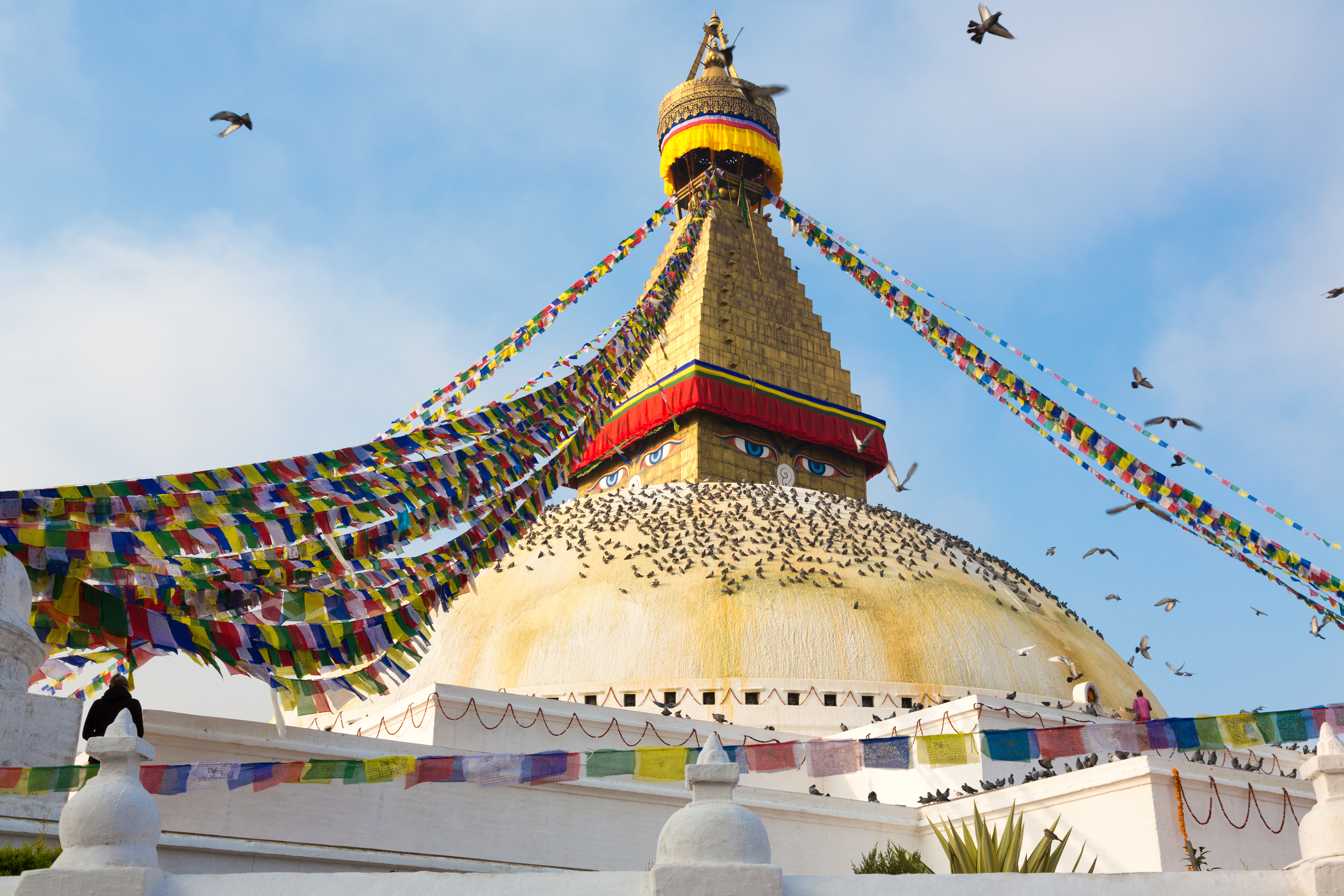 Hvid buddhist stupa med farverige bedeflag i Kathmandu, Nepal