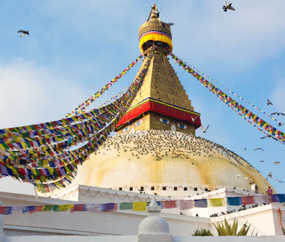 Hvid buddhist stupa med farverige bedeflag i Kathmandu, Nepal