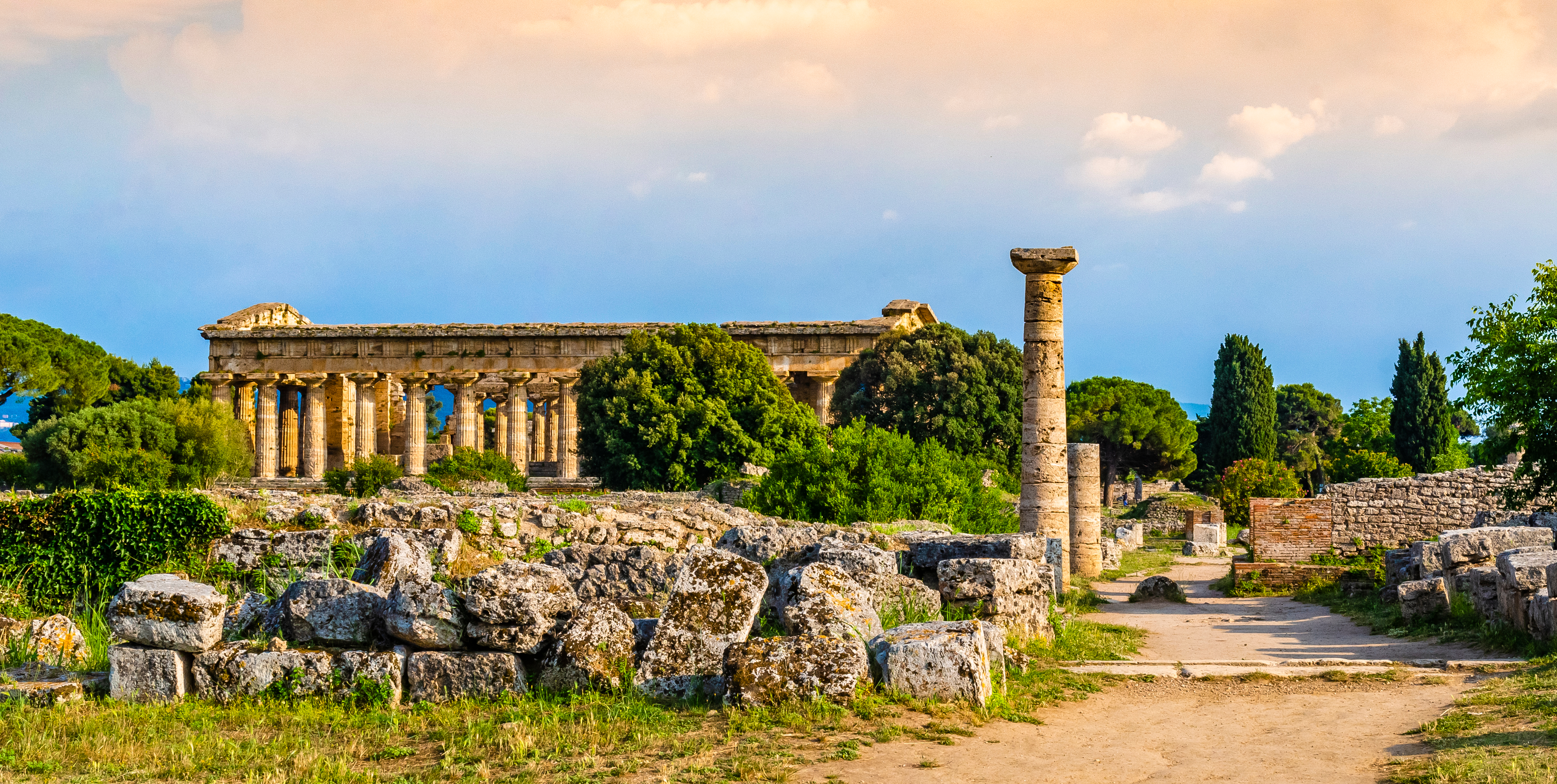 De velbevarede ruiner af Neptun-templet i Paestum, en af Italiens mest imponerende antikke seværdigheder fra græsk tid