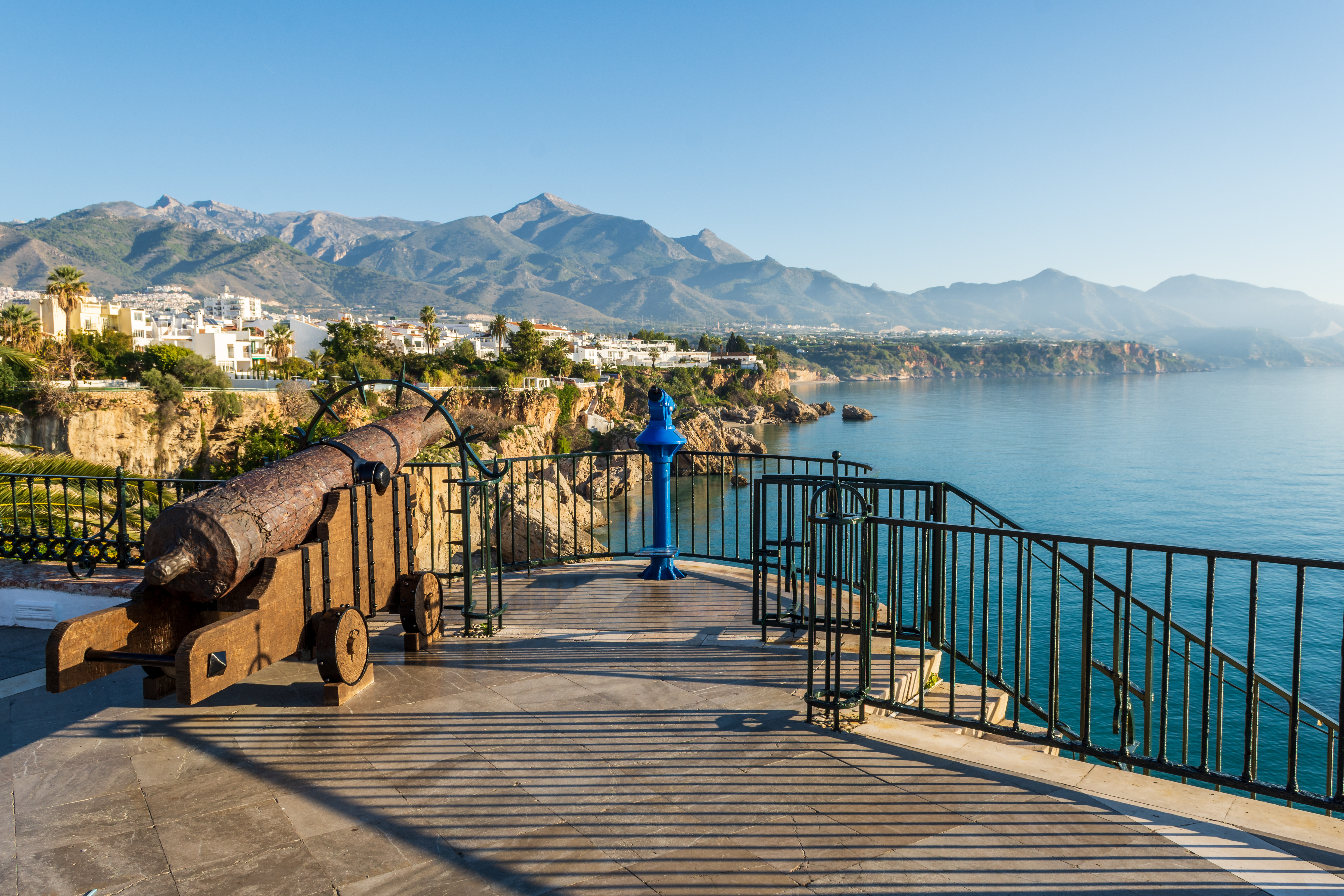 Historisk kanon på Europas Balkon i Nerja med storslået udsigt over Middelhavet, hvide huse og bjerglandskab i Andalusien, Spanien