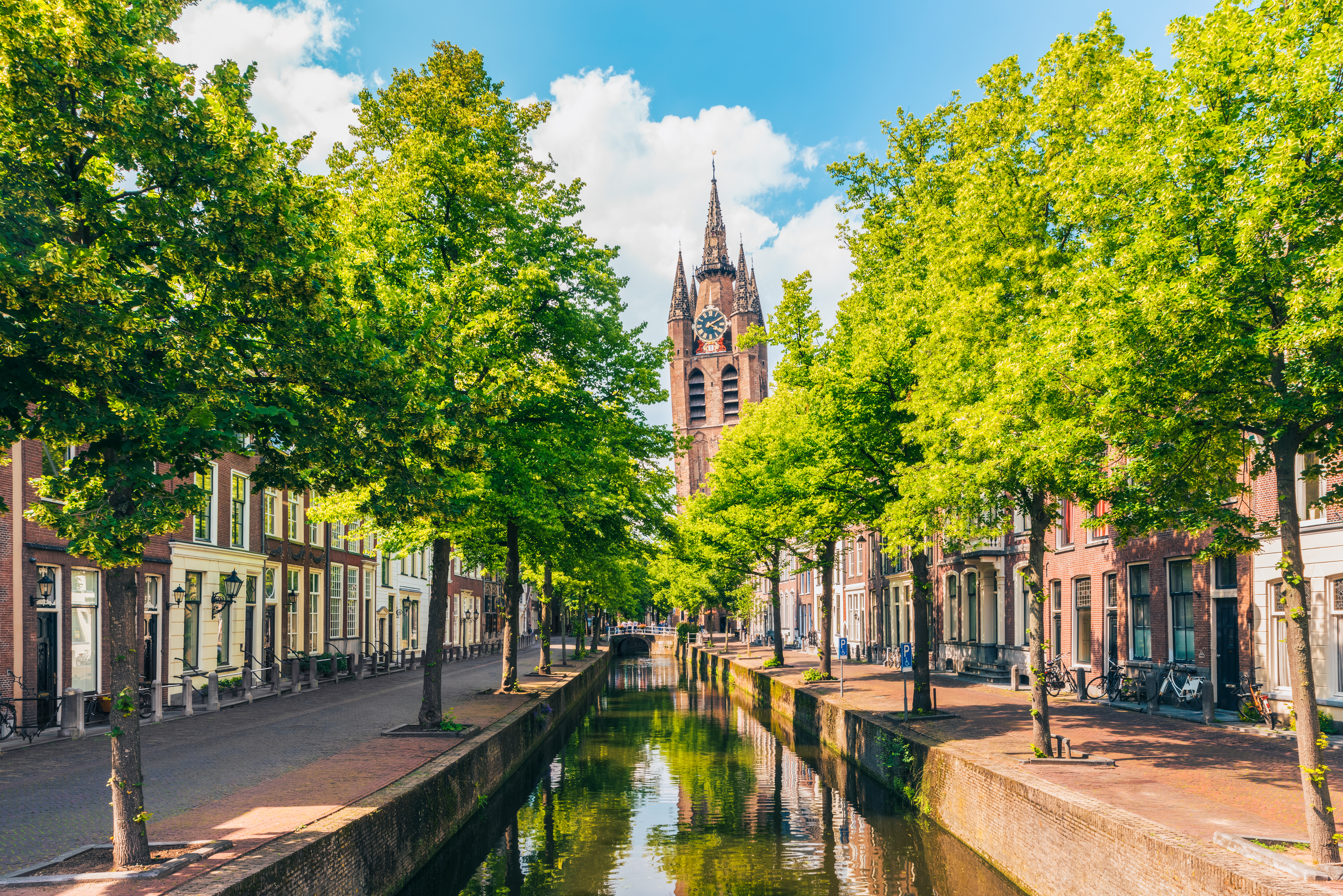 Charmerende kanalområde i Delft med traditionelle hollandske huse
