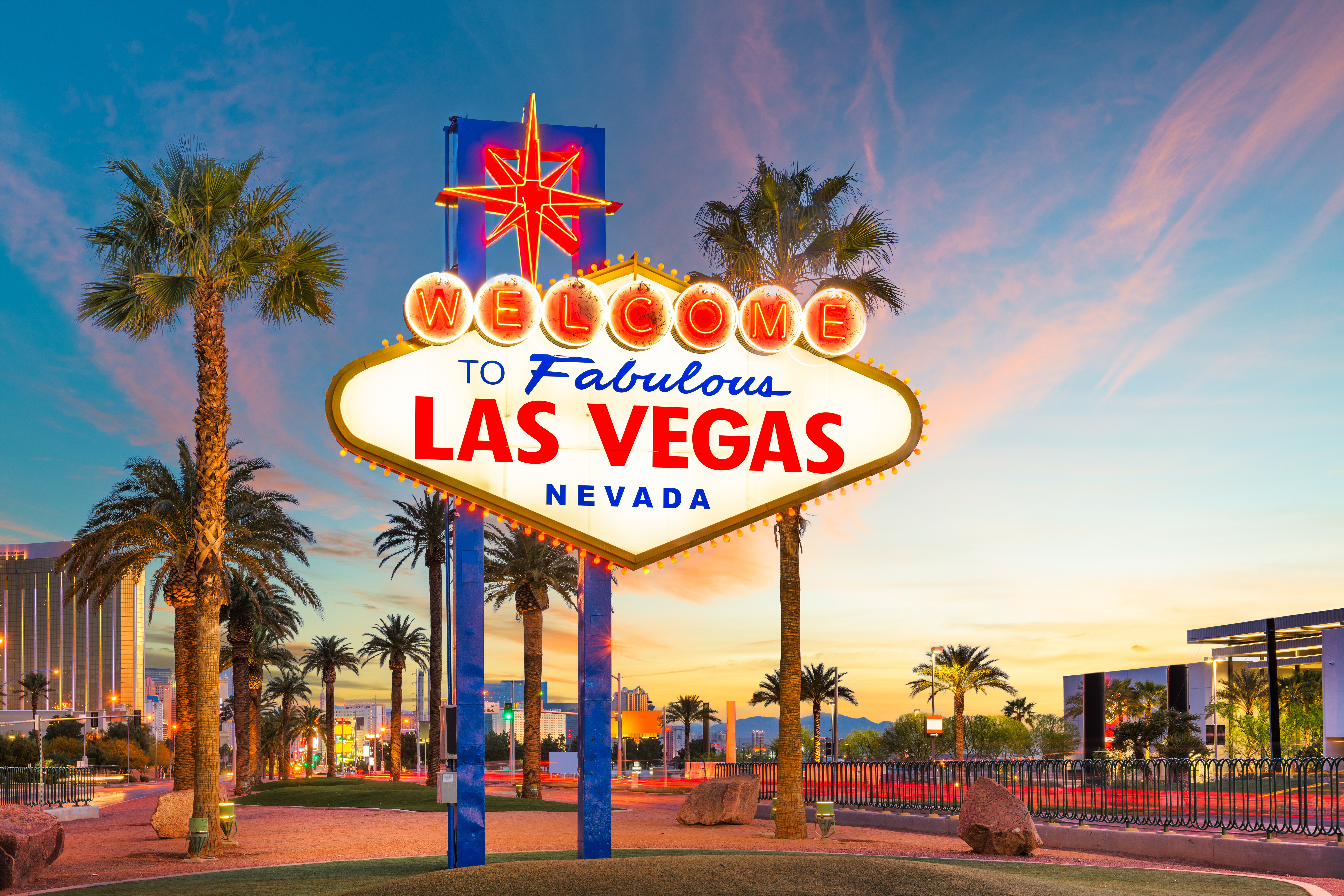 Nevada Las Vegas vartegn med palmer mod farverig himmel