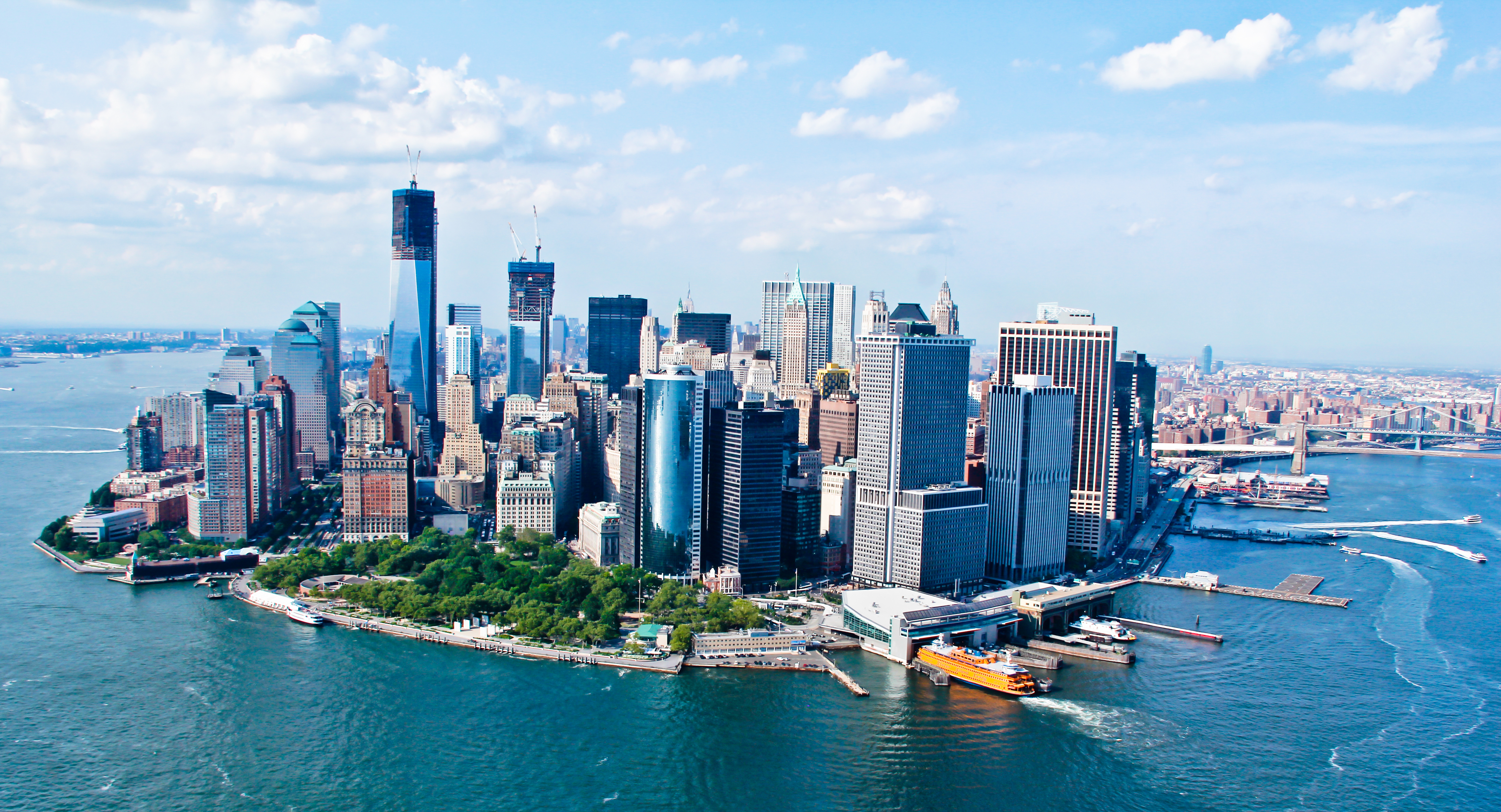 Fantastisk luftbillede af New York City Manhattan med skyskrabere og vandoverflade