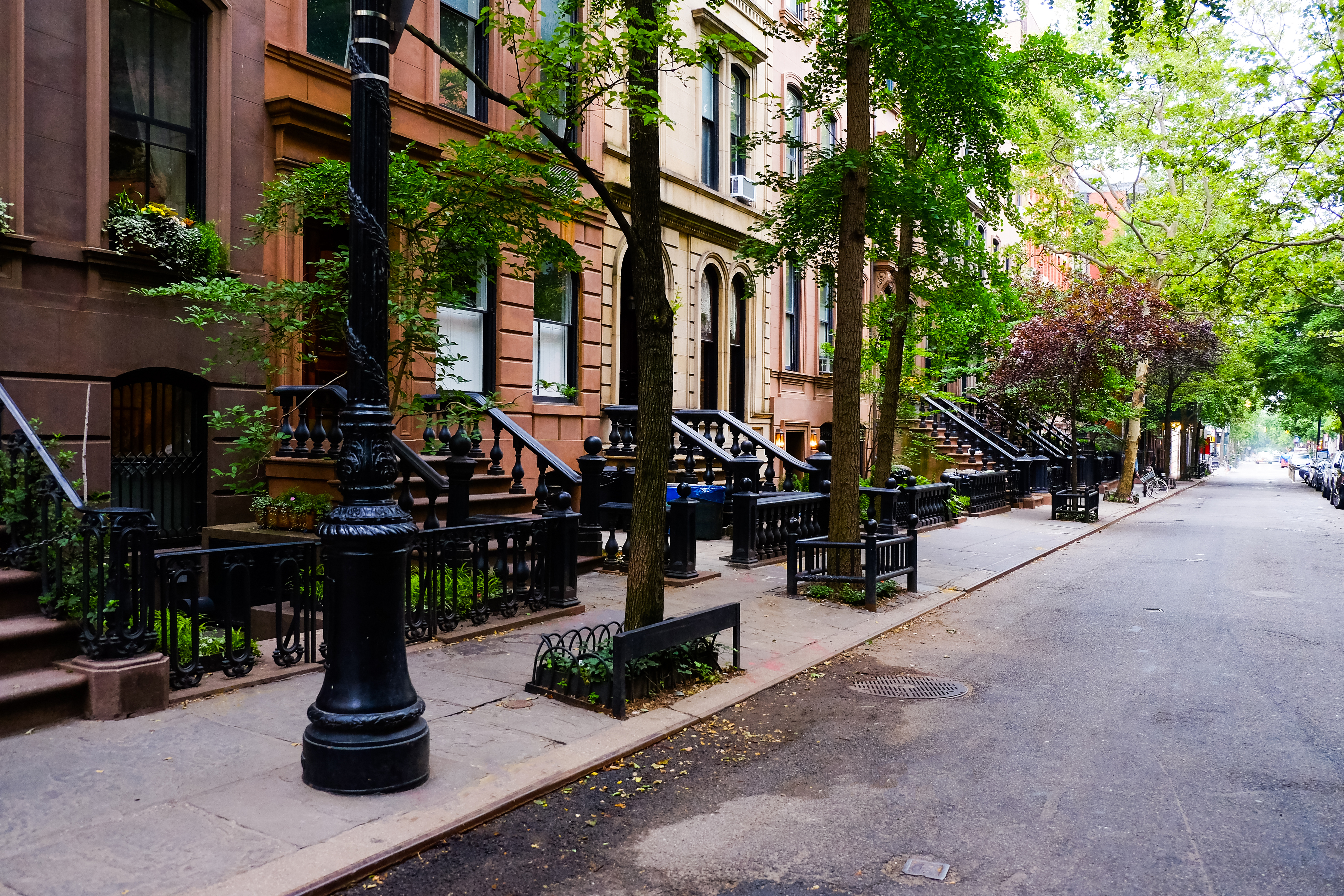 Elegante historiske rækkehuse med karakteristiske trapper og facader i Manhattan New York