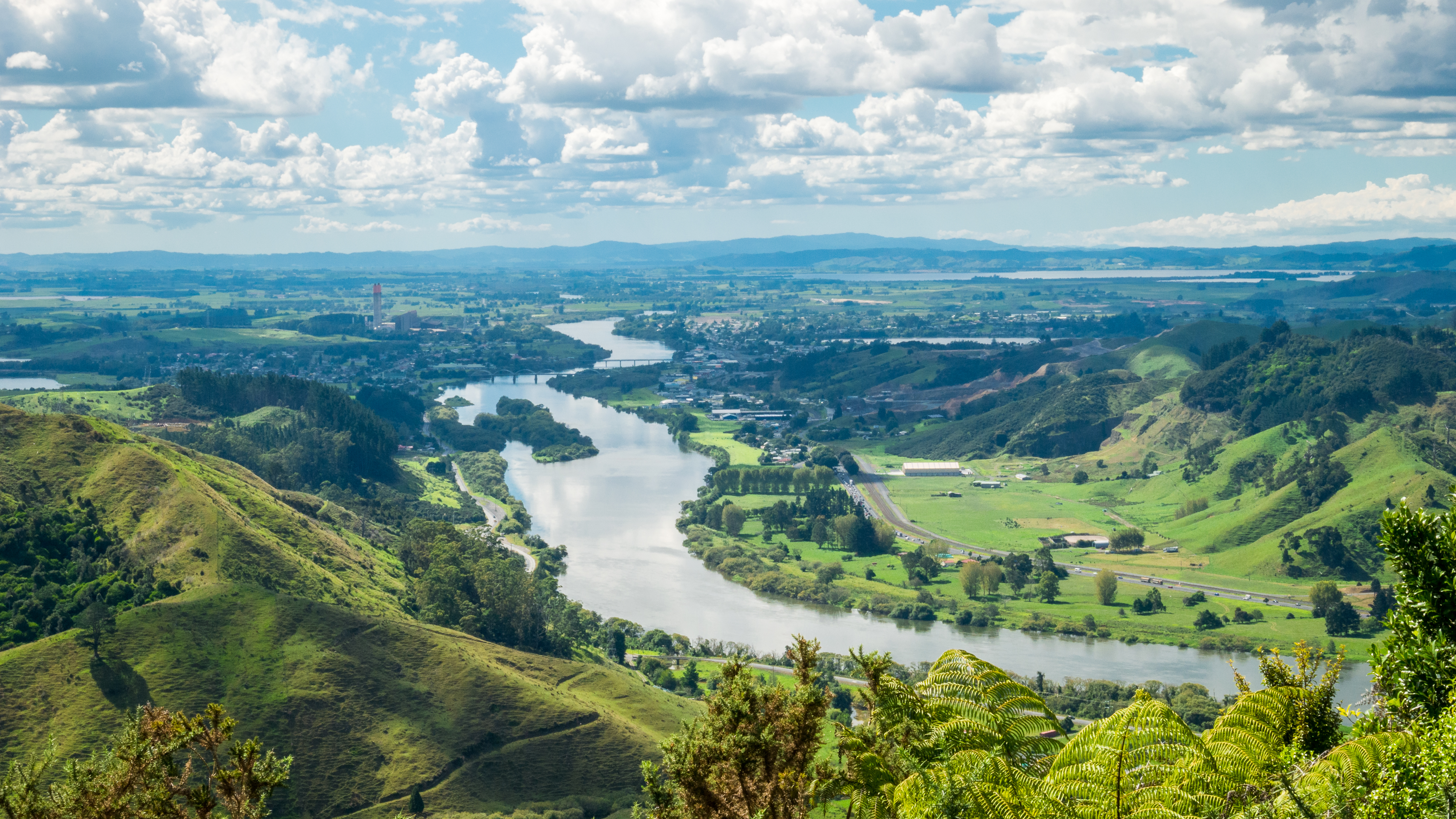Smuk udsigt over Waikato-flodens dal med groenne marker og bakker i New Zealand